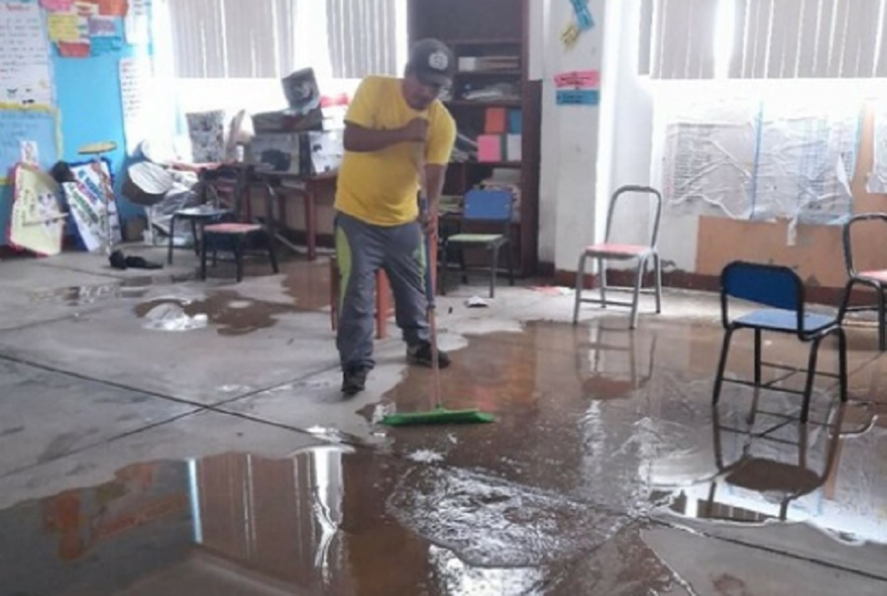 Siete escuelas de Arequipa y cuatro de Lima Provincias resultaron afectadas por huaicos e inundaciones registrados en los últimos días, informó el Ministerio de Educación (Minedu) que aseveró que ha desplazado brigadas de emergencia para evaluar los daños y coordinar acciones de respuesta.
