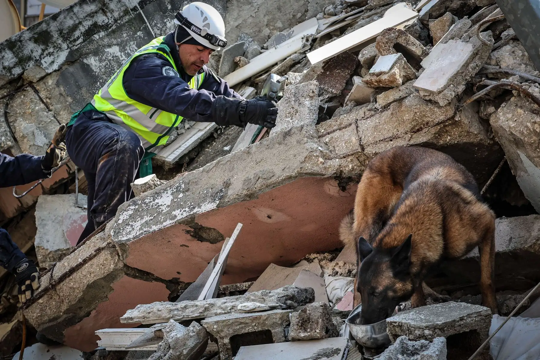 Los miembros del equipo de rescate portugués buscan edificios derrumbados en Antakya, capital de la provincia de Hatay, la provincia más al sur de Turquía después del poderoso terremoto, el 11 de febrero de 2023. 
Foto: EFE
