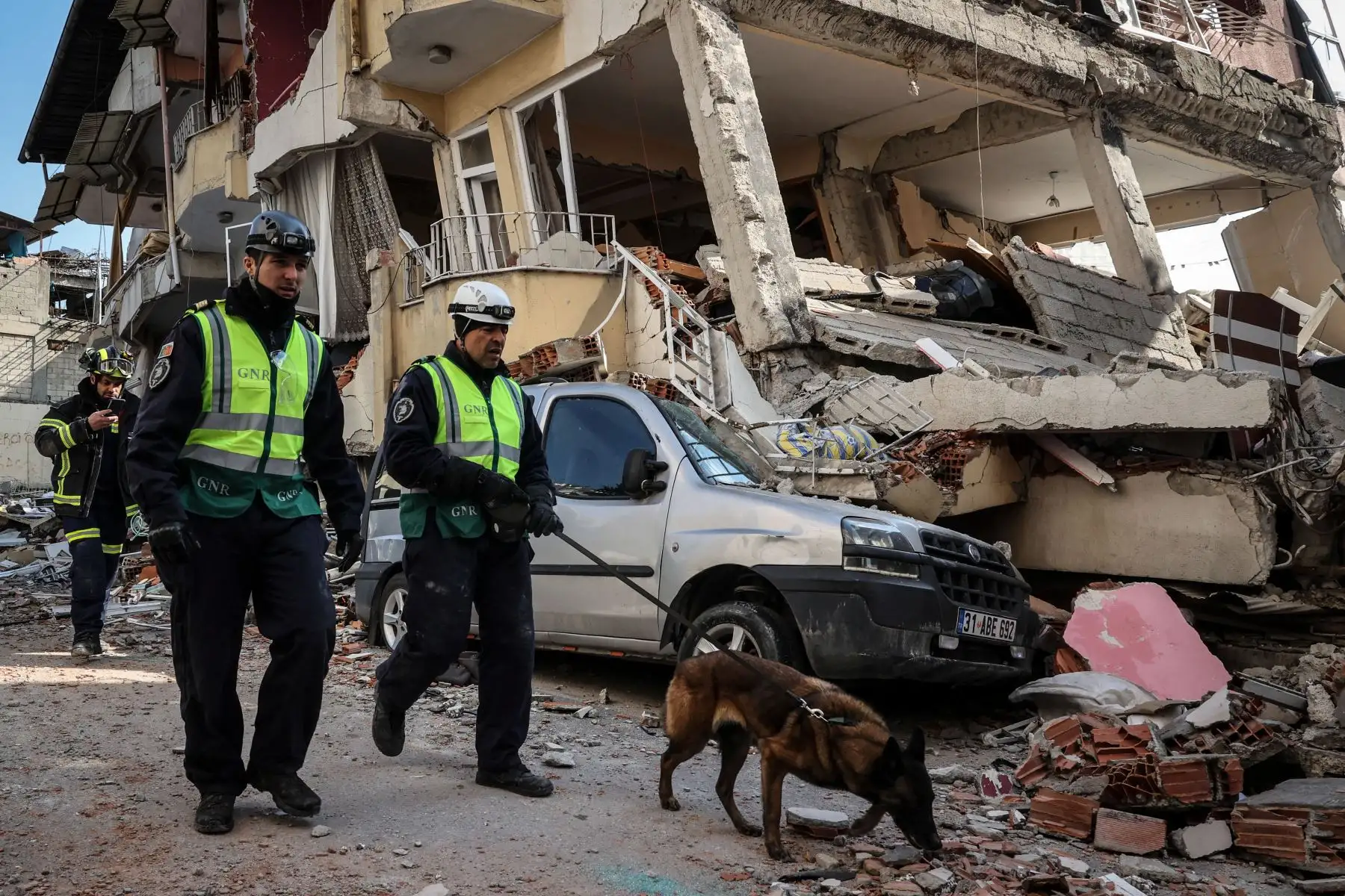 Los miembros del equipo de rescate portugués buscan áreas de edificios derrumbados en Antakya, capital de la provincia de Hatay, la provincia más al sur de Turquía después del poderoso terremoto, el 11 de febrero de 2023. 
Foto: EFE