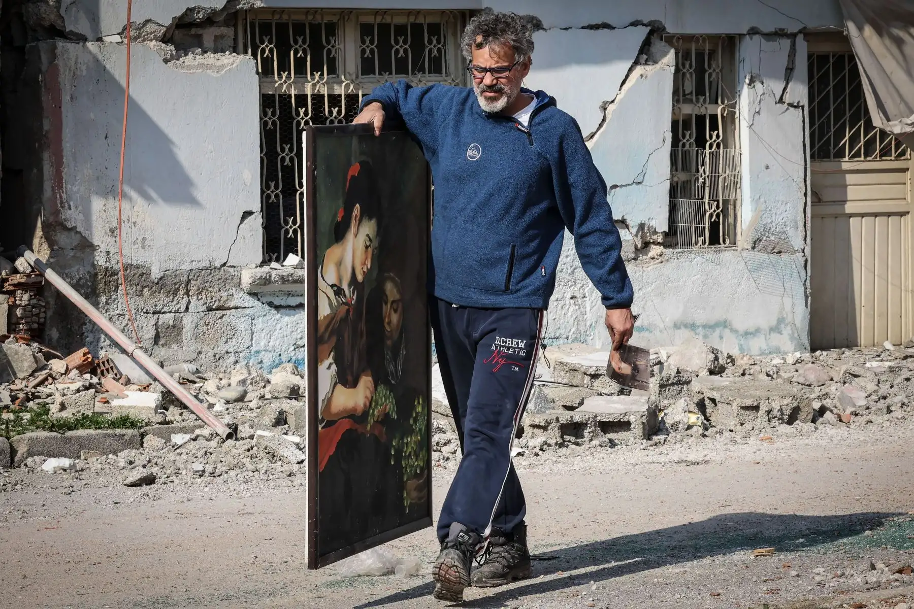 Un sobreviviente recoge sus pertenencias de un edificio derrumbado en Antakya, capital de la provincia de Hatay, la provincia más al sur de Turquía después del poderoso terremoto.
Foto: EFE