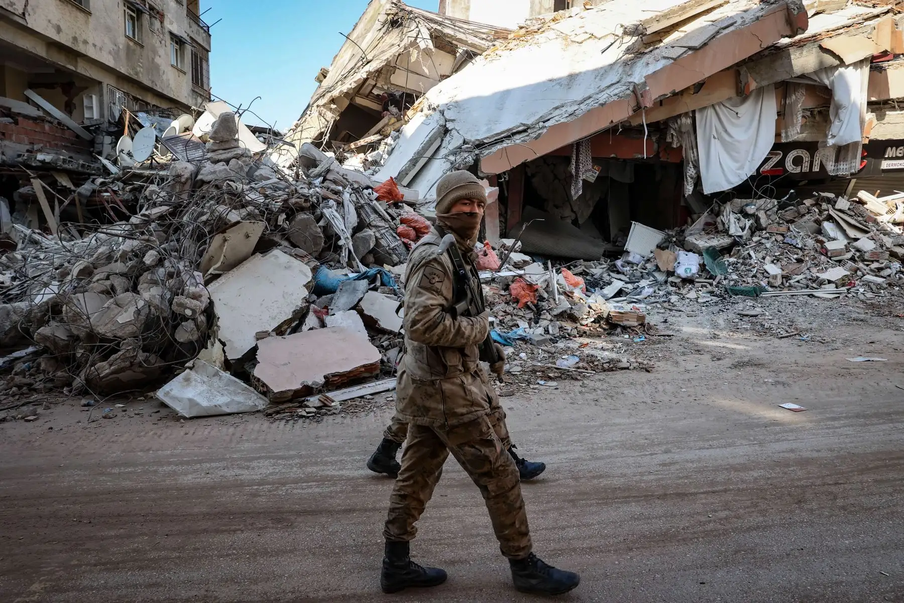 Soldados patrullan en Antakya, capital de la provincia de Hatay, la provincia más al sur de Turquía después del poderoso terremoto, el 11 de febrero de 2023. 
Foto: EFE