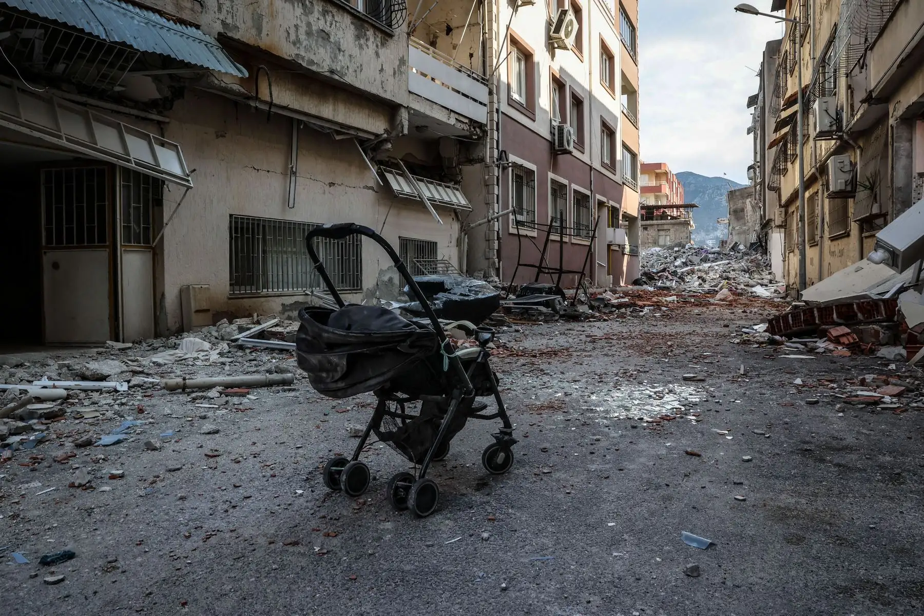 Un cochecito de bebé abandonado frente a edificios derrumbados en Antakya, capital de la provincia de Hatay, la provincia más al sur de Turquía después del poderoso terremoto, el 11 de febrero de 2023.
Foto: EFE