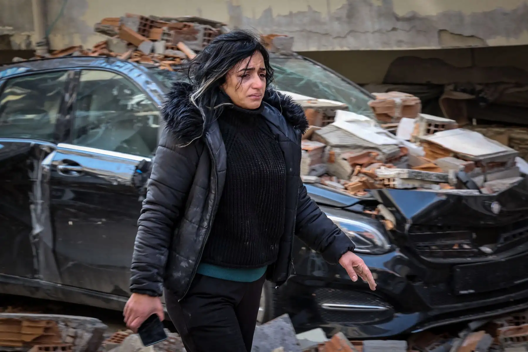 Un sobreviviente camina alrededor del daño de un edificio derrumbado en Antakya, capital de la provincia de Hatay, la provincia más al sur de Turquía después del poderoso terremoto, el 11 de febrero de 2023.
Foto: EFE