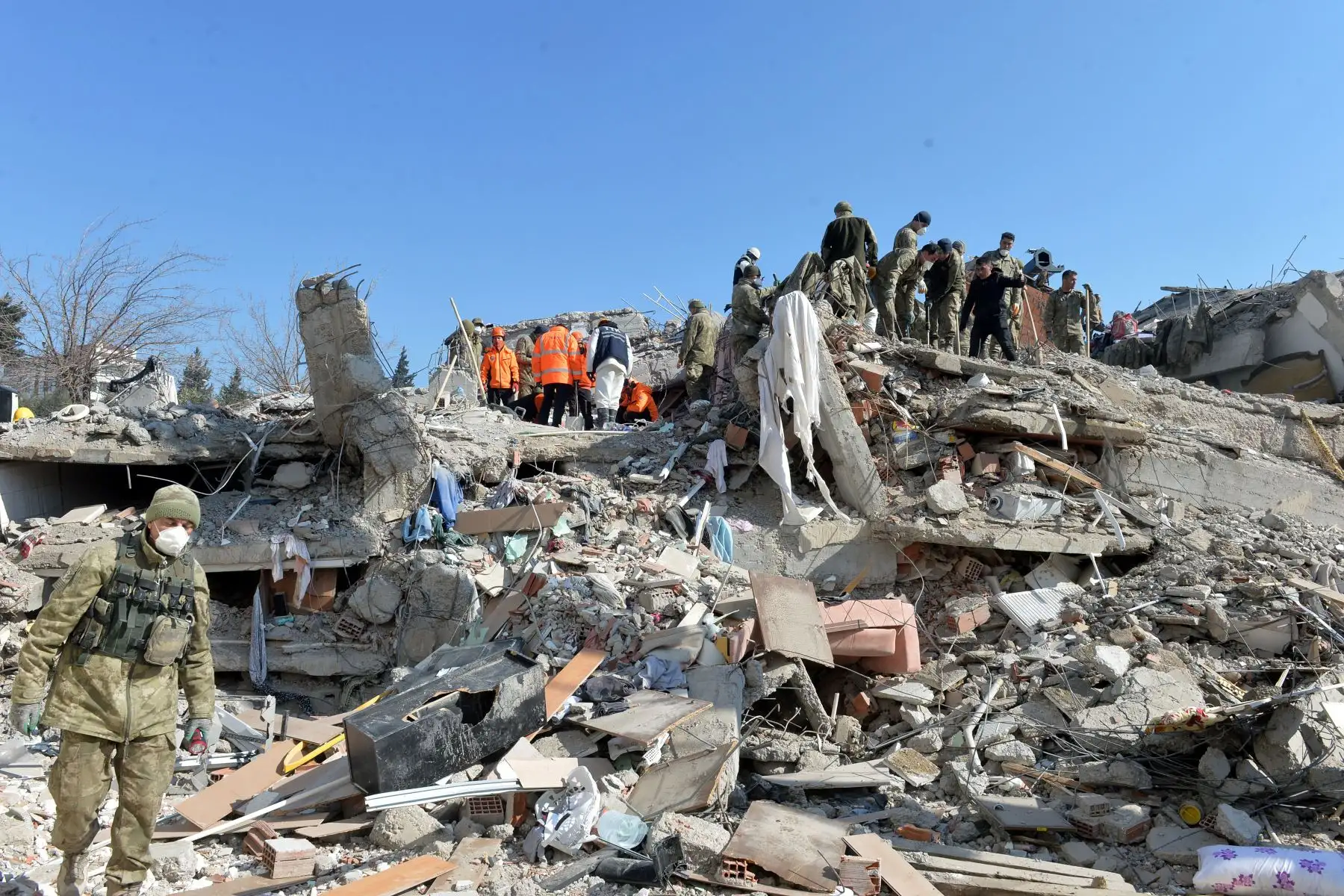 Soldados turcos buscan víctimas en un edificio derrumbado tras un gran terremoto en el distrito de Islahiye de la ciudad de Gaziantep, Turquía, el 11 de febrero de 2023. 
Foto: EFE