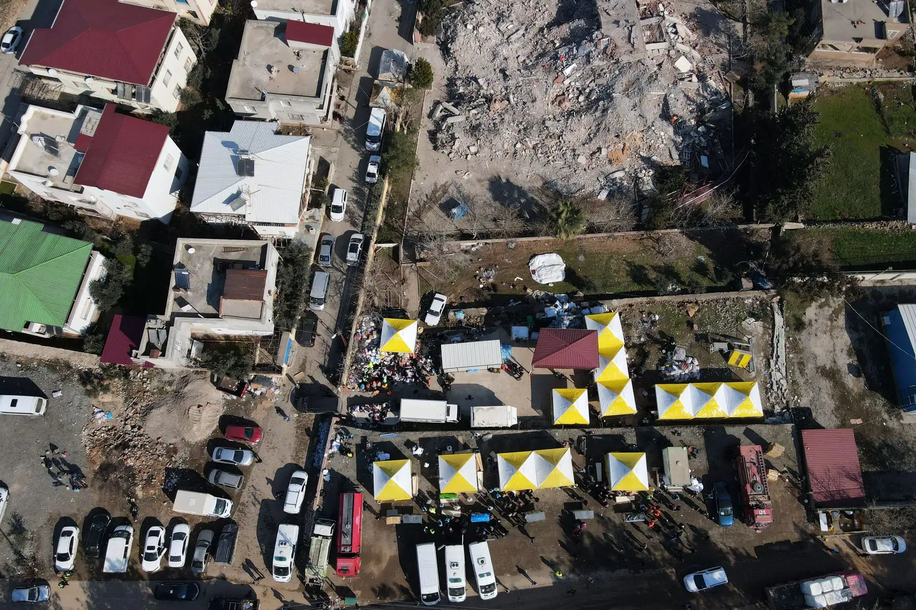 Una fotografía aérea tomada por un dron muestra un sitio para preparar los cuerpos de las víctimas y rezar por ellos antes del entierro después de un gran terremoto en el distrito de Islahiye de la ciudad de Gaziantep, Turquía, el 11 de febrero de 2023.
Foto: EFE