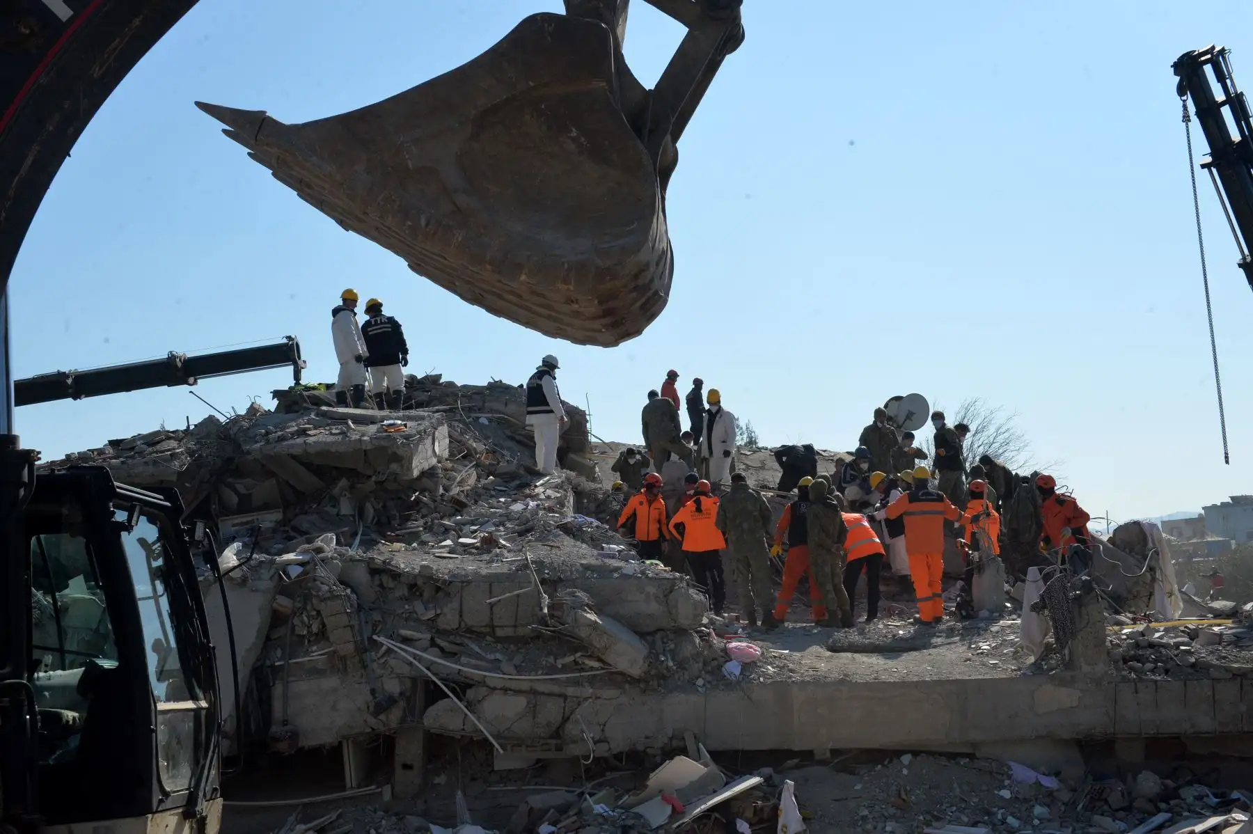 Soldados turcos buscan víctimas en un edificio derrumbado tras un gran terremoto en el distrito de Islahiye de la ciudad de Gaziantep, Turquía, el 11 de febrero de 2023. 
Foto: EFE