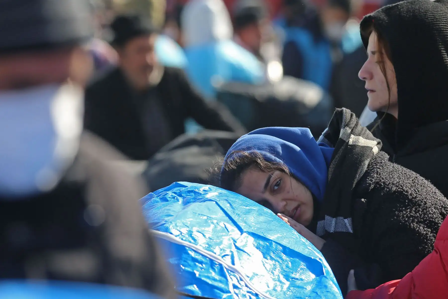 Una mujer llora cerca del cadáver de sus familiares durante un funeral después de un gran terremoto en el distrito de Islahiye de la ciudad de Gaziantep, Turquía, el 11 de febrero de 2023. 
Foto: EFE
