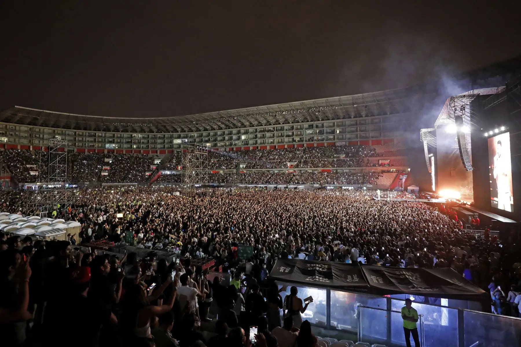 Romeo Santos ofreció un gran concierto en el Estadio Nacional de Lima. Miles de peruanos vibraron a ritmo del " rey de la bachata ".
Foto: Cortesía Tropimusic