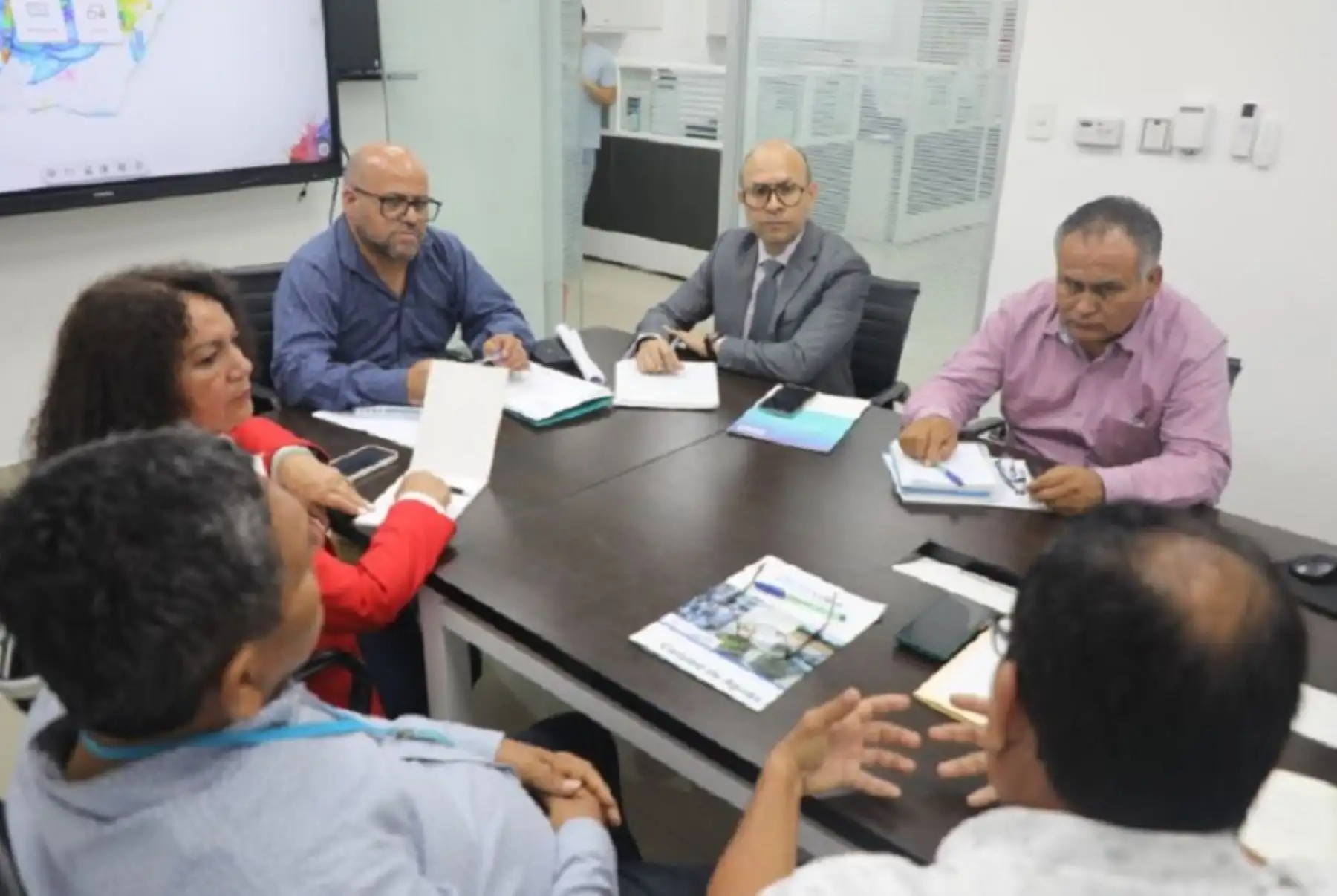 El director ejecutivo del Otass, Javier Morales Morales, sostuvo una reunión de trabajo con la congresista María Acuña Peralta, presidenta de la Comisión de Vivienda y Construcción del Congreso de la República, y alcaldes distritales y provinciales de la región Tumbes, que tuvo como finalidad proyectar acciones a corto, mediano y largo plazo para mejorar y optimizar los servicios de agua potable y alcantarillado que brinda la Unidad Ejecutora 002 Agua Tumbes.