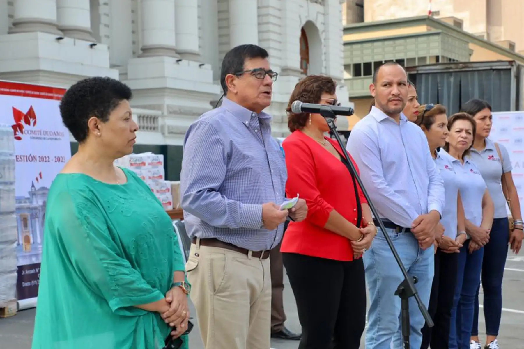 Presidente del Congreso, José Williams junto a miembros de la Mesa Directiva del Congreso  entregan  donativos a damnificados de Secocha de la región Arequipa.
Foto: Congreso