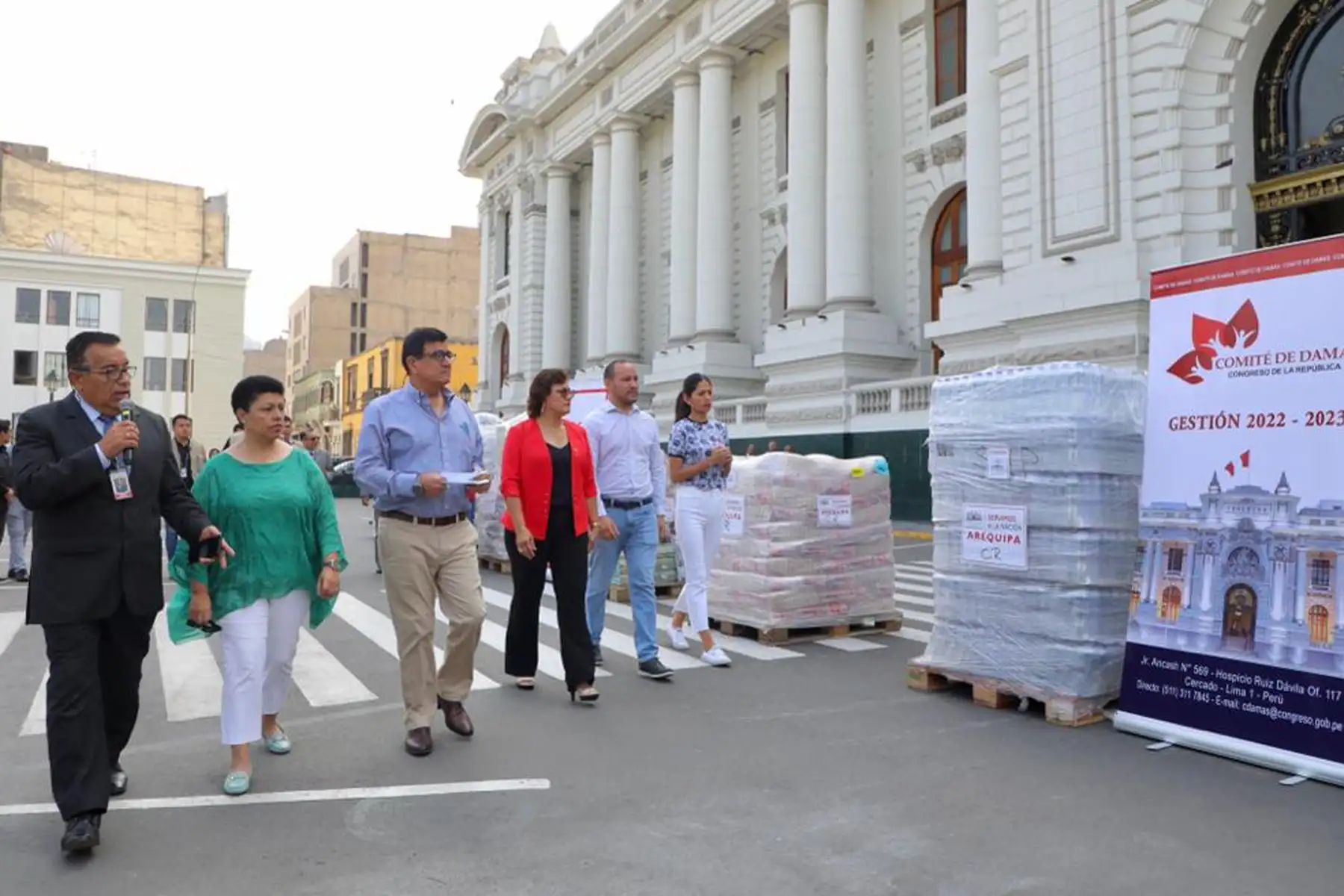 Presidente del Congreso, José Williams junto a miembros de la Mesa Directiva del Congreso  entregan  donativos a damnificados de Secocha de la región Arequipa.
Foto: Congreso