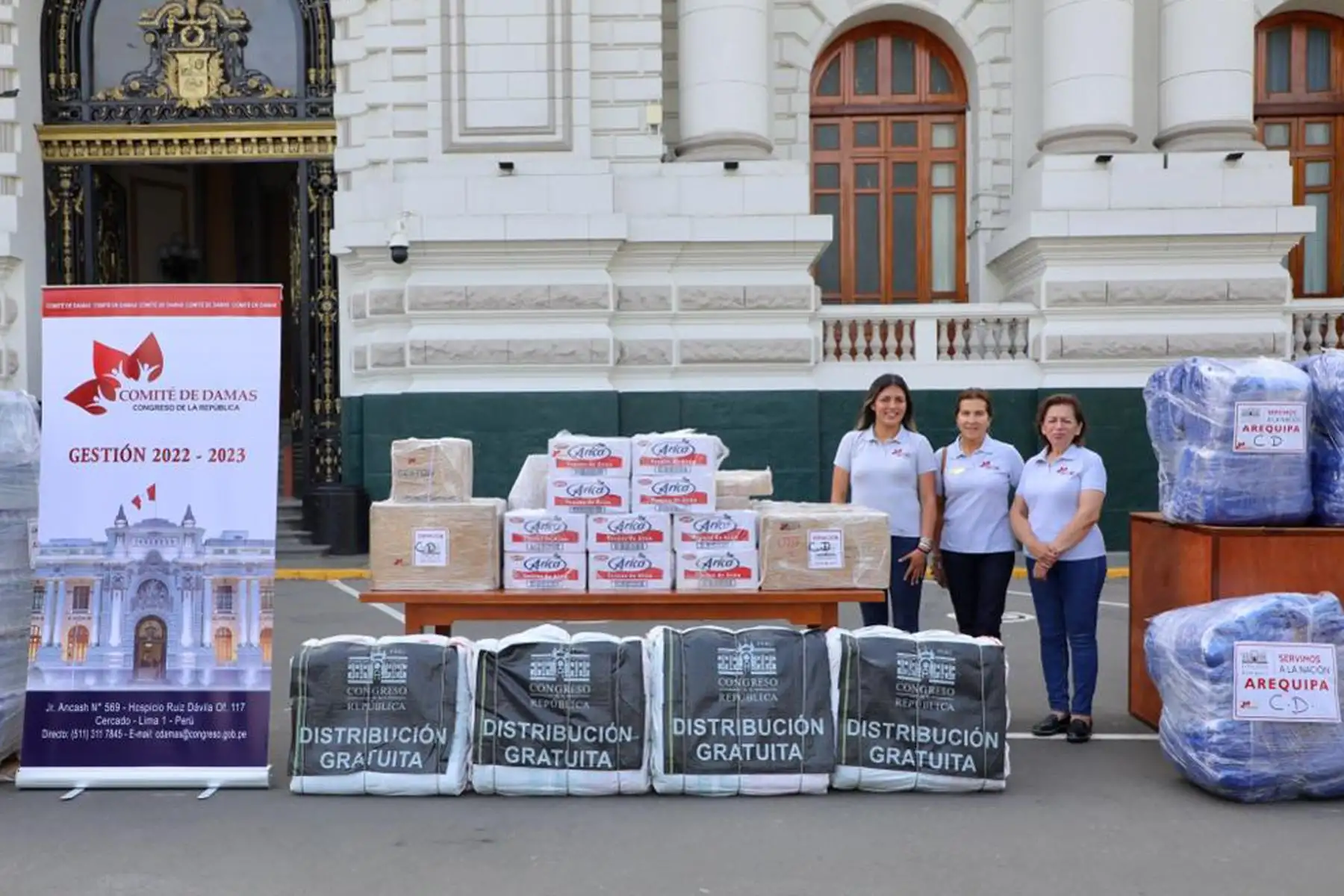 Presidente del Congreso, José Williams junto a miembros de la Mesa Directiva del Congreso  entregan  donativos a damnificados de Secocha de la región Arequipa.
Foto: Congreso