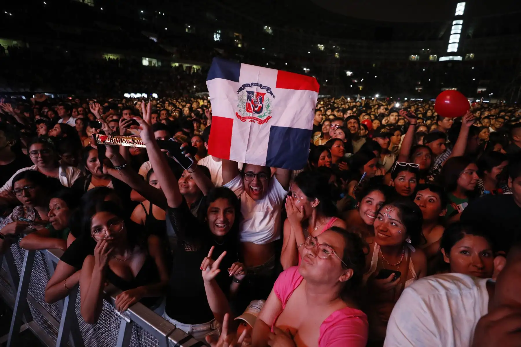 Romeo Santos ofreció un gran concierto en el Estadio Nacional de Lima. Miles de peruanos vibraron a ritmo del " rey de la bachata ".
Foto: Cortesía Tropimusic