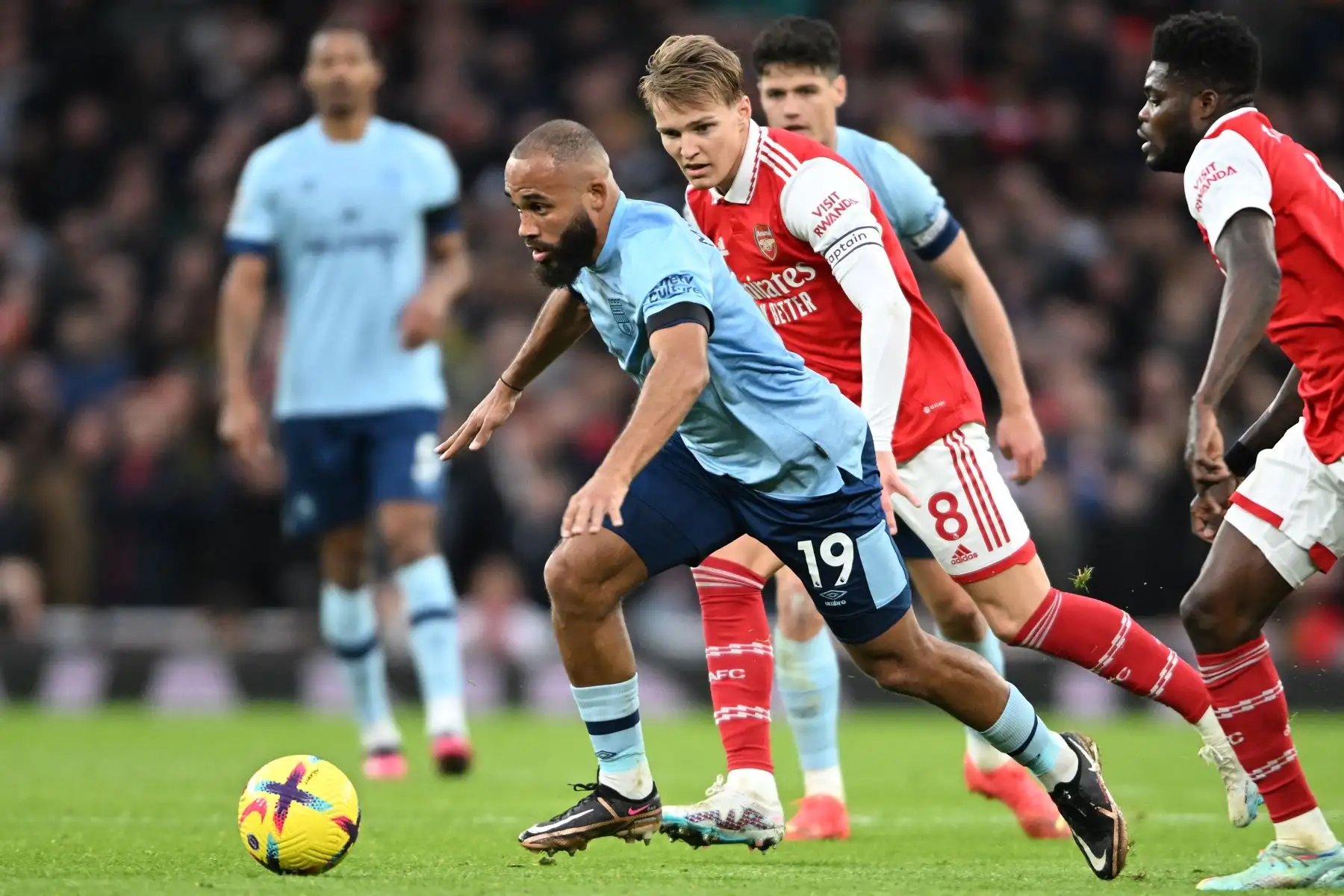Bryan Mbeumo  del Brentford en acción contra Martin Odegaard y Thomas Partey  del Arsenal durante el partido de fútbol de la Premier League inglesa entre el Arsenal de Londres y el Brentford FC en Londres.
Foto: EFE