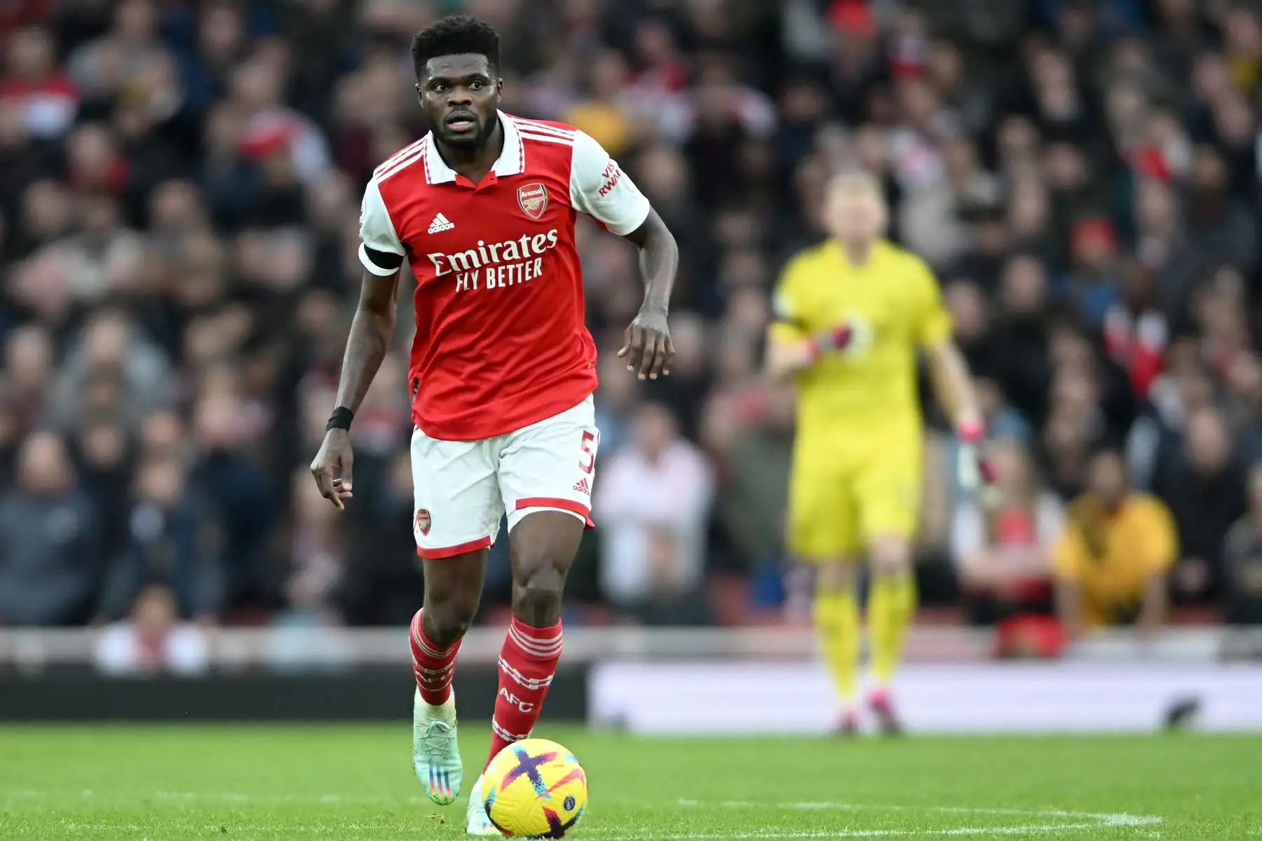 Thomas Partey del Arsenal en acción durante el partido de fútbol de la Premier League inglesa entre el Arsenal de Londres y el Brentford FC en Londres, Gran Bretaña.
Foto: EFE