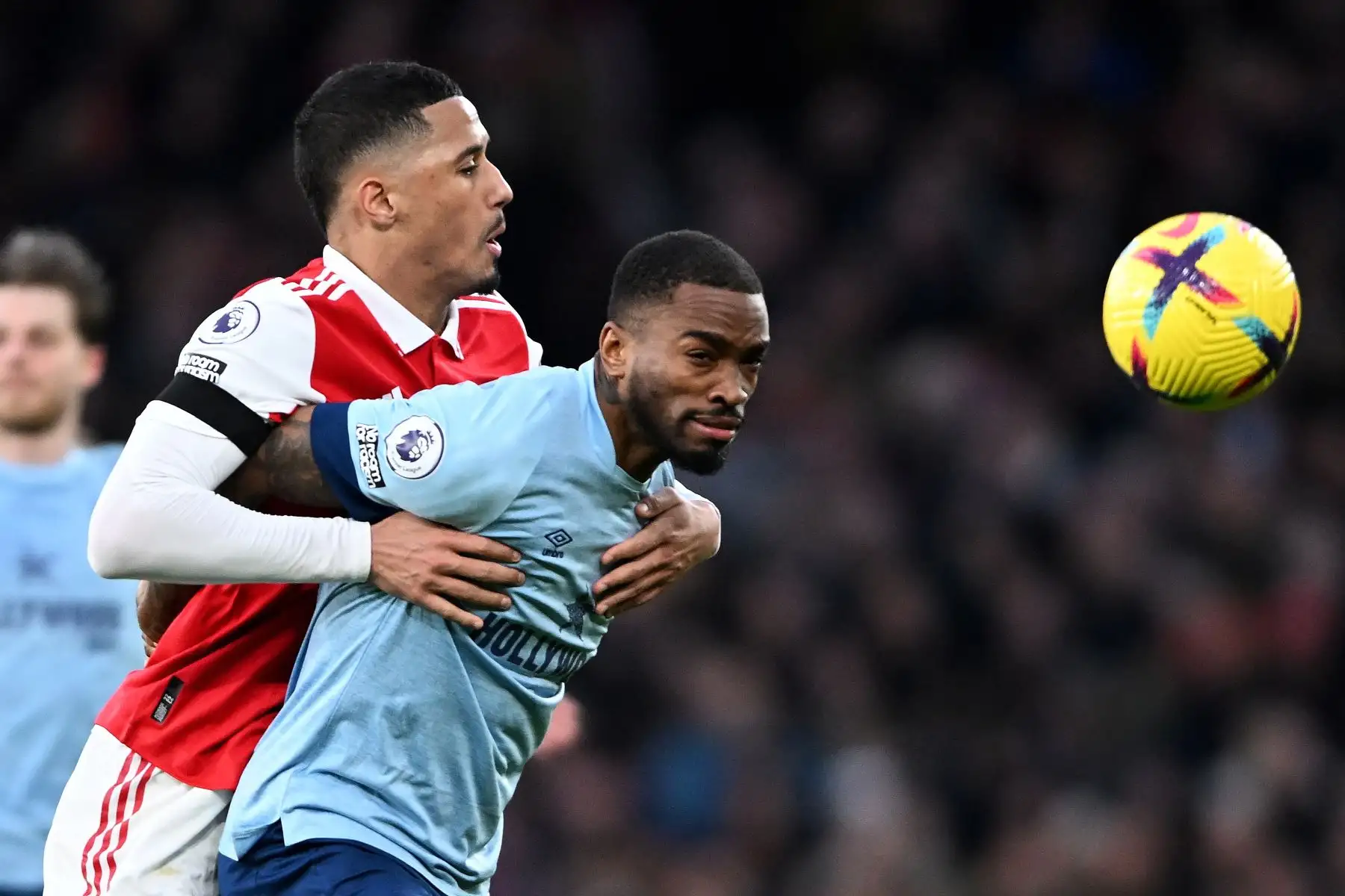 Ivan Toney del Brentford es abordado por William Saliba del Arsenal durante el partido de fútbol de la Premier League inglesa entre el Arsenal de Londres y el Brentford FC en Londres, Gran Bretaña.
Foto: EFE