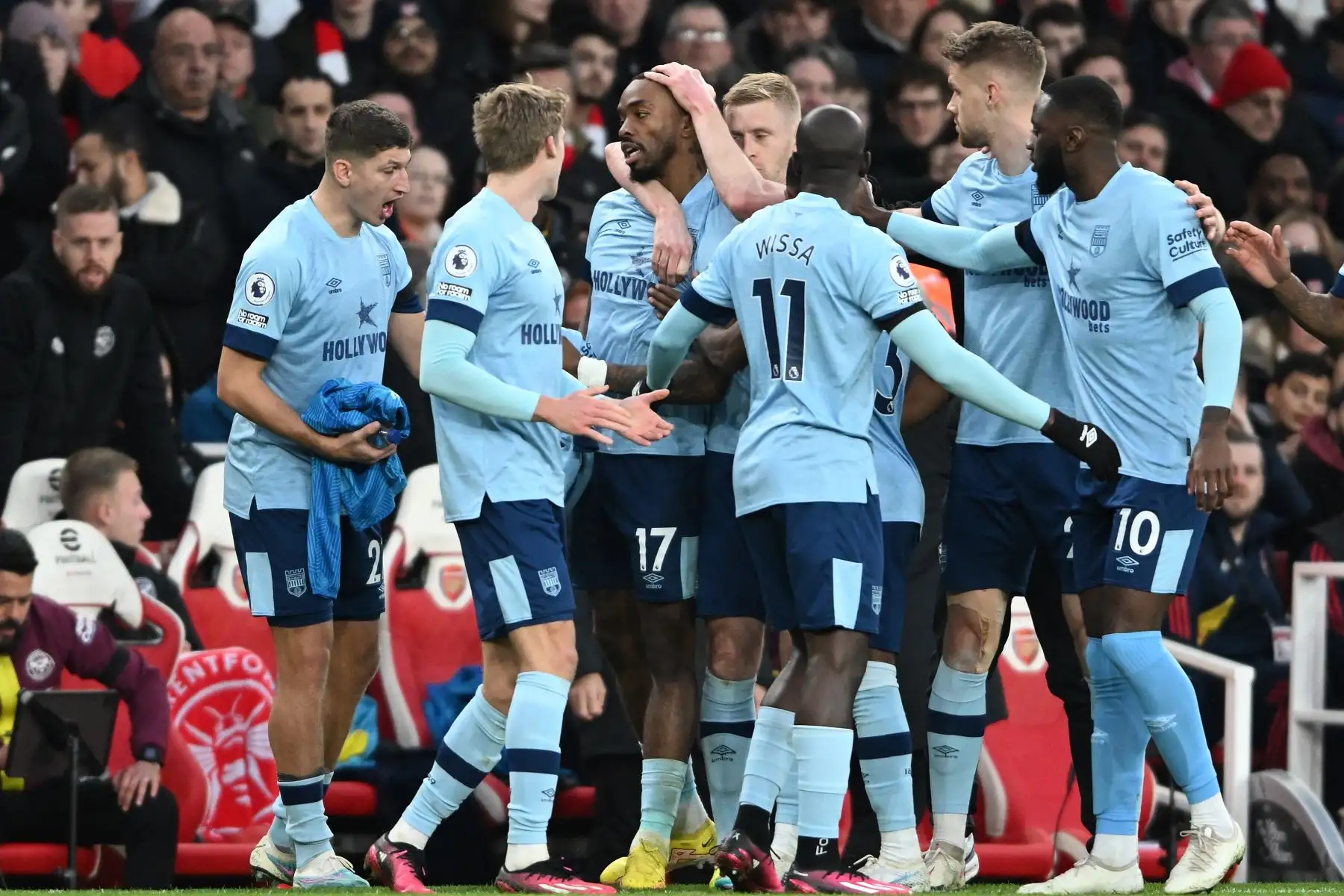 Ivan Toney del Brentford celebra con sus compañeros tras anotar el 1-1 del empate durante el partido de fútbol de la Premier League inglesa entre el Arsenal de Londres y el Brentford FC en Londres, Gran Bretaña.
Foto: EFE