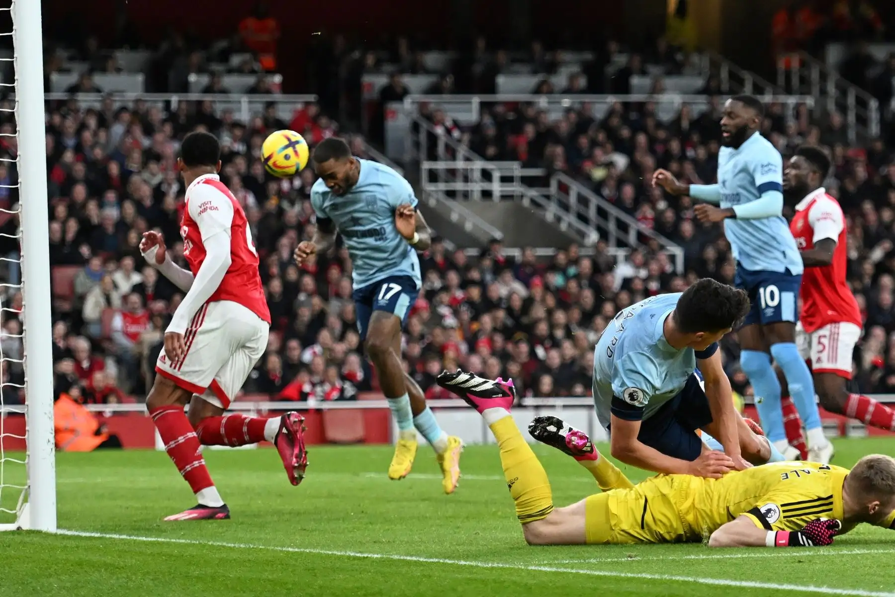 Ivan Toney del Brentford anota el 1-1 del empate durante el partido de fútbol de la Premier League inglesa entre el Arsenal de Londres y el Brentford FC en Londres, Gran Bretaña.
Foto: EFE
