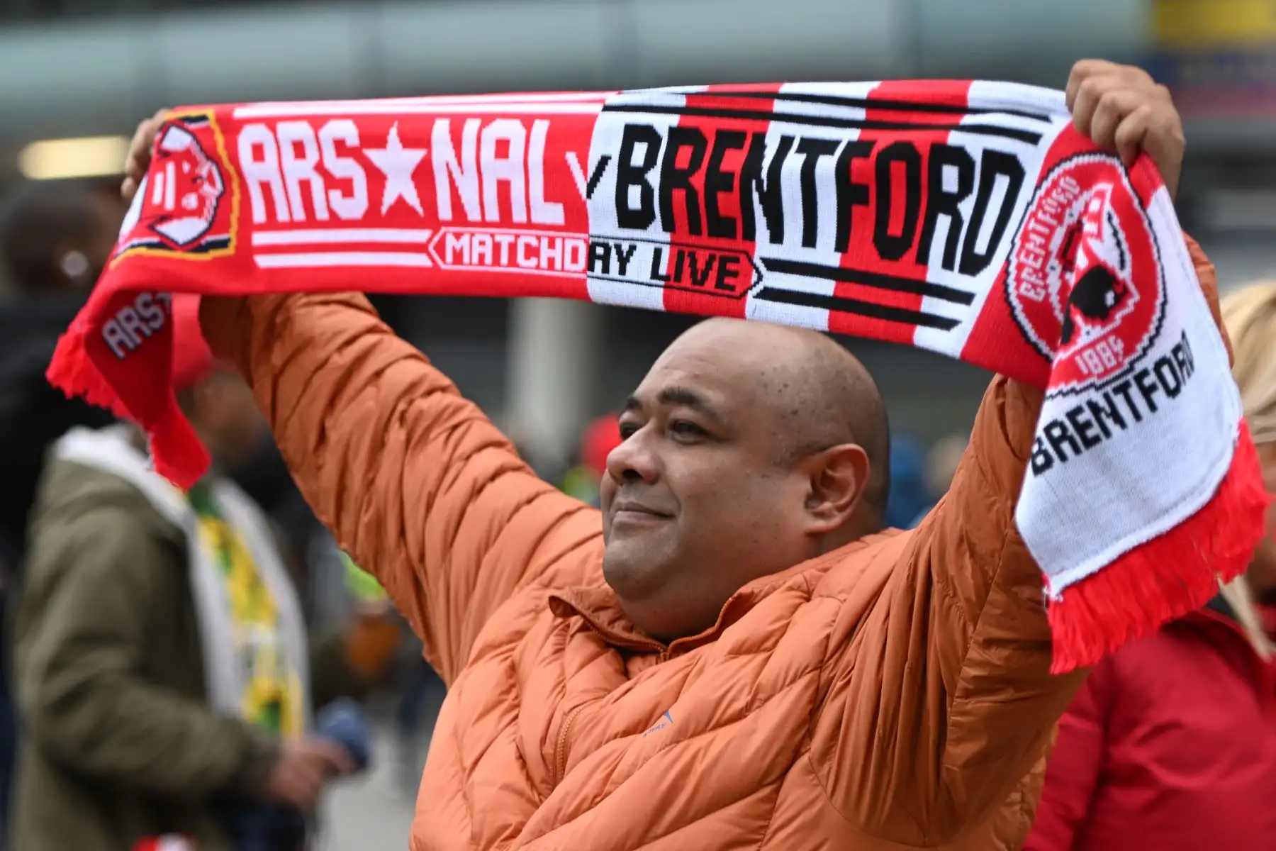 Un aficionado al fútbol ondea una bufanda oficial antes del partido de fútbol de la Premier League inglesa entre el Arsenal de Londres y el Brentford FC en Londres, Gran Bretaña.
Foto: EFE