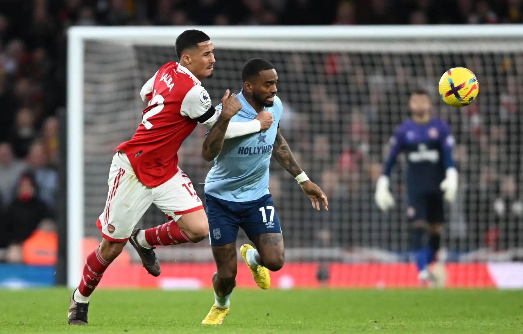 William Saliba  del Arsenal en acción contra Ivan Toney del Brentford durante el partido de fútbol de la Premier League inglesa entre el Arsenal de Londres y el Brentford FC en Londres, Gran Bretaña.
Foto: EFE