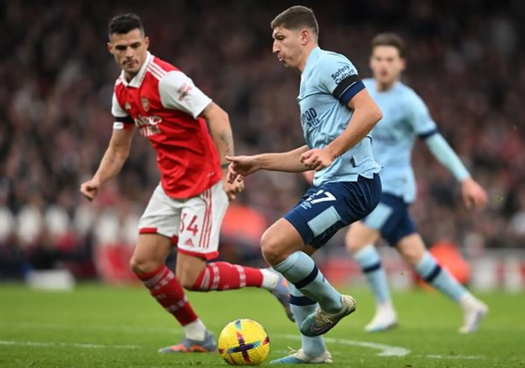 Ivan Toney  del Brentford en acción contra Granit Xhaka del Arsenal durante el partido de fútbol de la Premier League inglesa entre el Arsenal de Londres y el Brentford FC en Londres, Gran Bretaña.
Foto: EFE