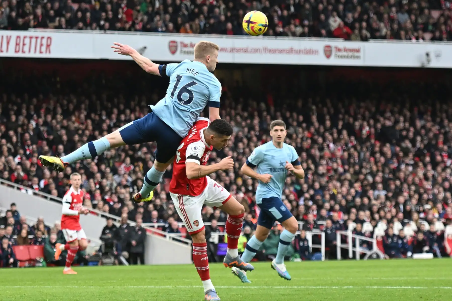 Ben Mee del Brentford en acción contra Granit Xhaka (abajo) del Arsenal durante el partido de fútbol de la Premier League inglesa entre el Arsenal de Londres y el Brentford FC en Londres, Gran Bretaña.
Foto: EFE