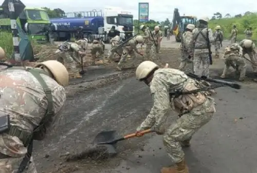 En un trabajo conjunto con la Policía Nacional, efectivos de la Sexta Brigada de las Fuerzas Especiales del Ejército liberaron los puntos bloqueados por protestas sociales en la carretera interoceánica, en el distrito de Laberinto de la provincia de Tambopata, en el departamento de Madre de Dios.