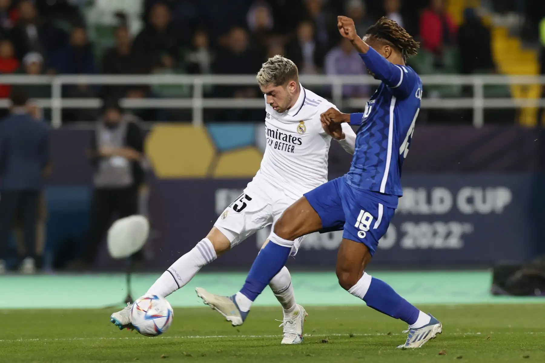 El centrocampista uruguayo del Real Madrid Fede Valverde disputa un balón con André Carrillo centrocampista peruano del Al-Hilal durante la final del Mundial de Clubes que Real Madrid y Al Hilal disputan este sábado en el estadio Príncipe Moulay Abdellah, en Rabat. 
Foto: EFE