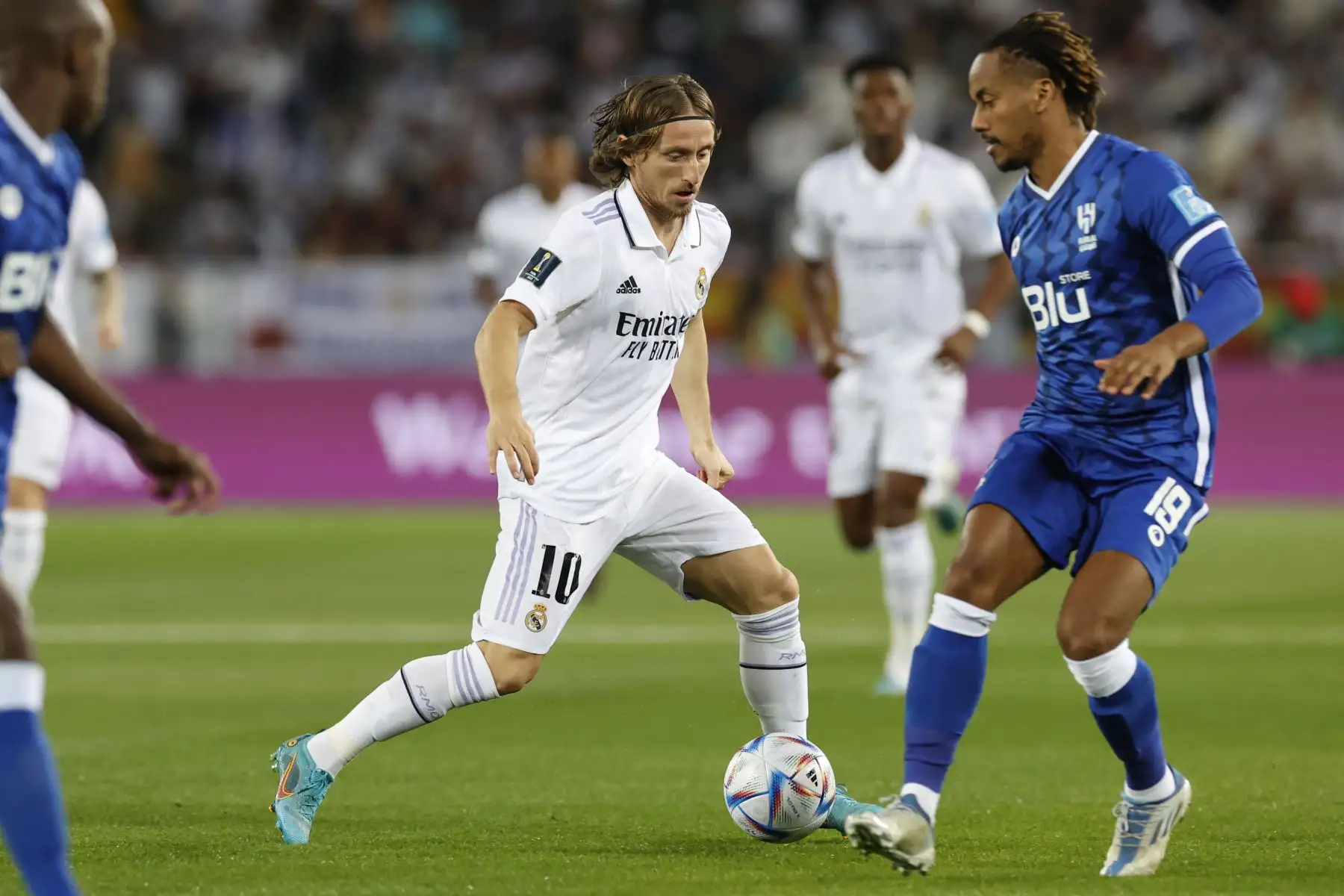 El centrocampista del Real Madrid Luka Modric pelea un balón con André Carrillo, del Al Hilal, durante la final del Mundial de Clubes que Real Madrid y Al Hilal disputan este sábado en el estadio Príncipe Moulay Abdellah, en Rabat. 
Foto: EFE