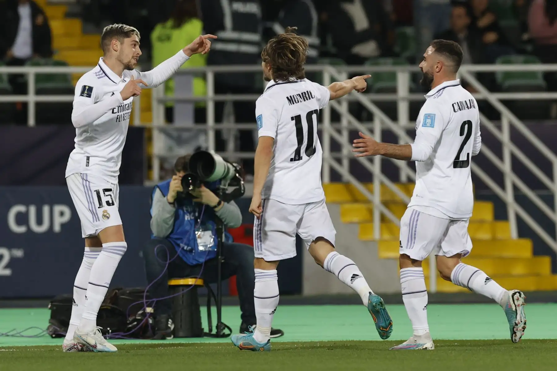 Los jugadores del Real Madrid: Fede Valverde, Luka Modric  y Dani Carvajal durante la final del Mundial de Clubes que Real Madrid y Al Hilal disputan  en el estadio Príncipe Moulay Abdellah, en Rabat.
Foto: EFE