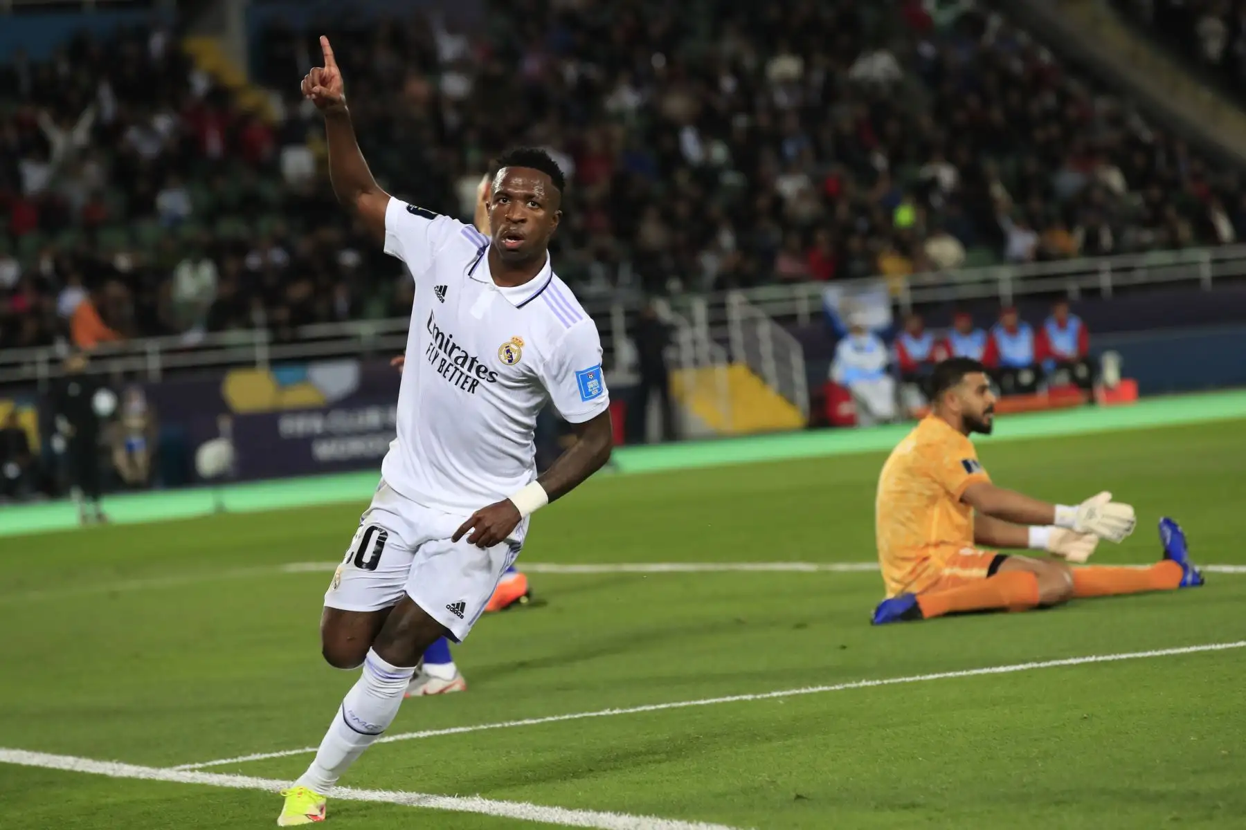 El delantero del Real Madrid Vinicius Jr. celebra su gol, primero del equipo blanco ante el Al Hilal, durante la final del Mundial de Clubes que Real Madrid y Al Hilal disputan  en el estadio Príncipe Moulay Abdellah, en Rabat. 
Foto: EFE
