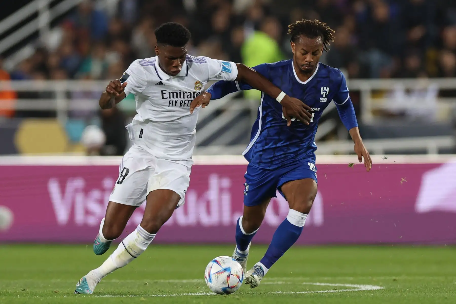 El defensor francés del Real Madrid, Aurelien Tchouameni (L), es marcado por el mediocampista peruano de Hilal, Andre Carrillo, durante el partido de fútbol final de la Copa Mundial de Clubes de la FIFA entre el Real Madrid de España y el Al-Hilal de Arabia Saudita en el Estadio Príncipe Moulay Abdellah en Rabat el 11 de febrero de 2023.

Foto: AFP