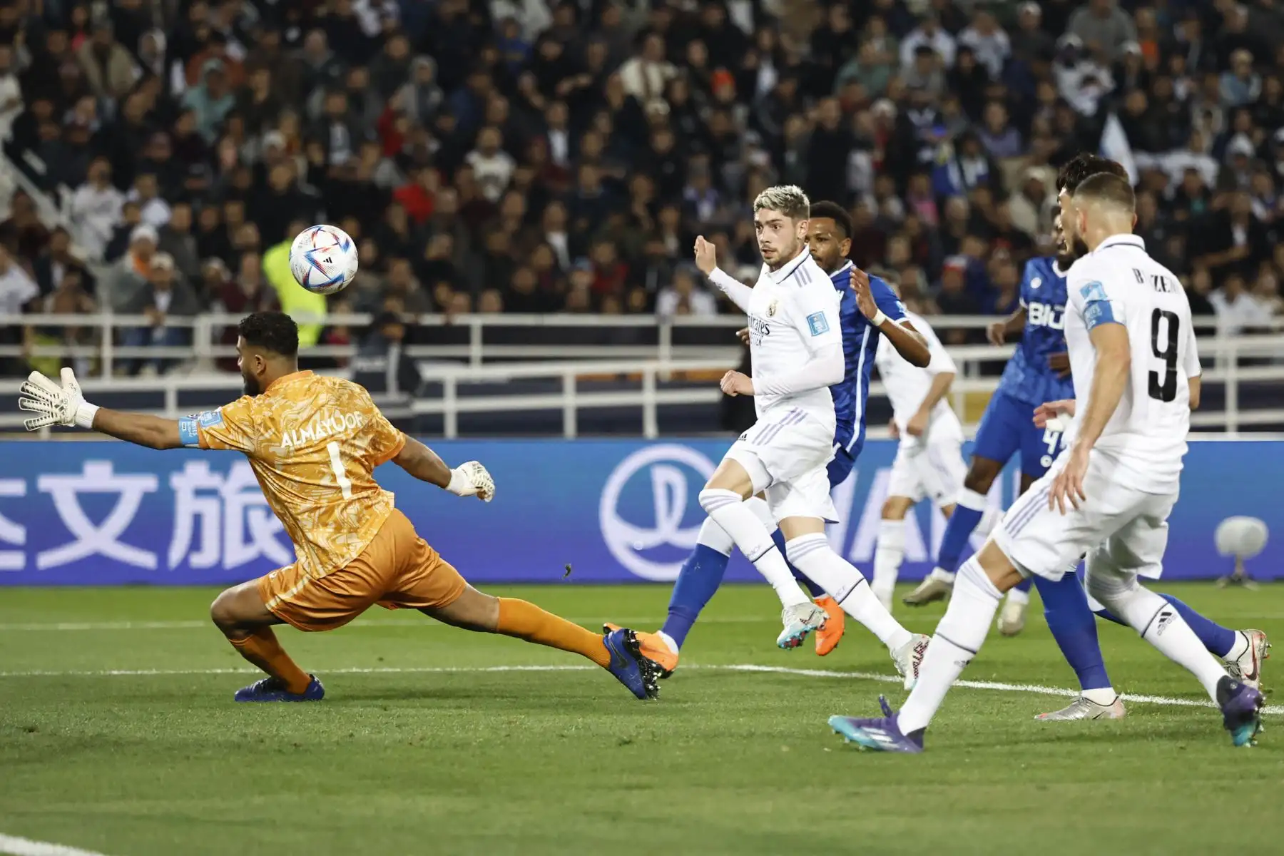 El mediocampista uruguayo del Real Madrid, Federico Valverde (centro), dispara para marcar el cuarto gol de su equipo durante el partido de fútbol final de la Copa Mundial de Clubes de la FIFA entre el Real Madrid de España y el Al-Hilal de Arabia Saudita en el Estadio Príncipe Moulay Abdellah en Rabat el 11 de febrero de 2023.

Foto: AFP
