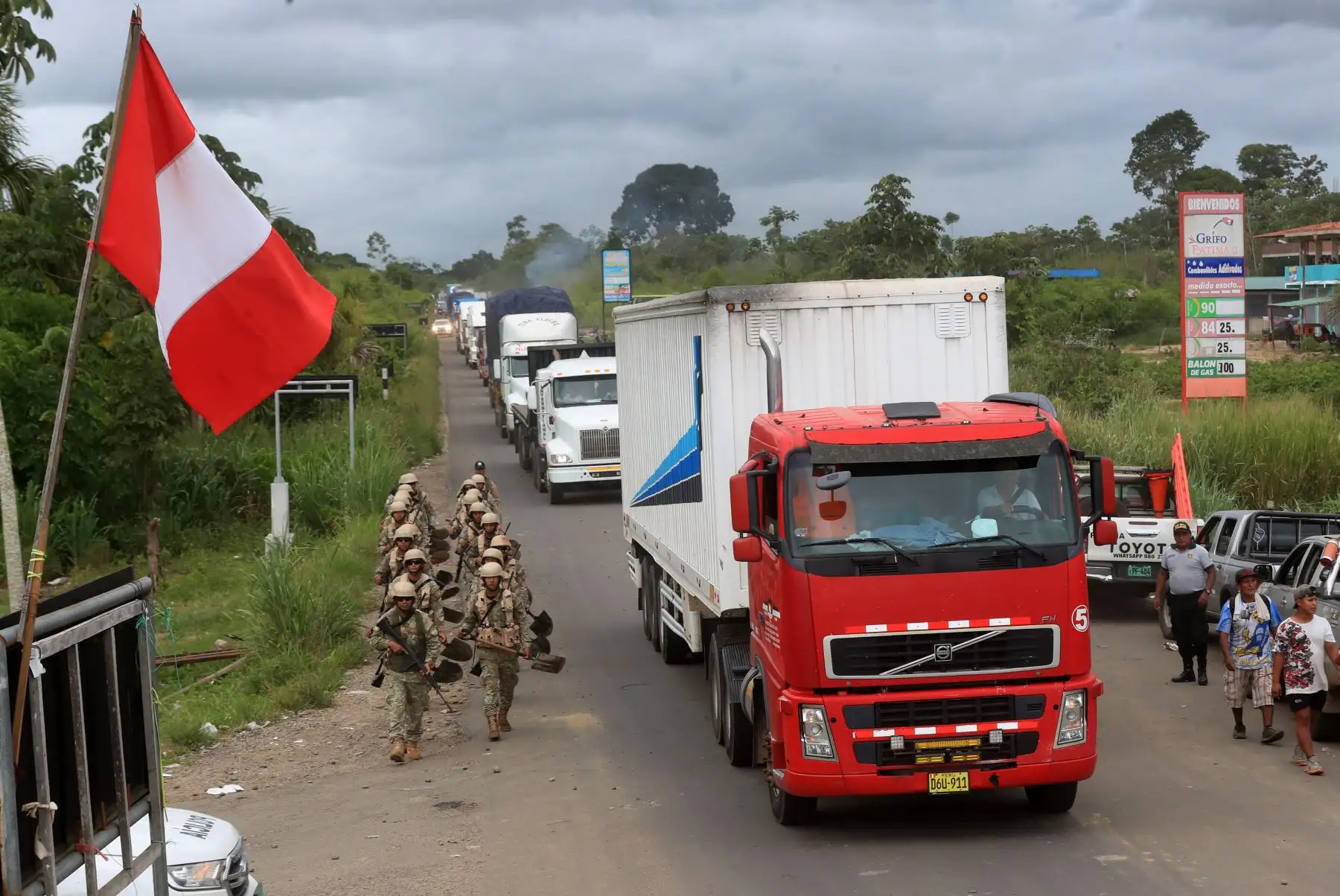 Personal militar del Ejército junto con efectivos de la Policía Nacional han logrado el restablecimiento del tránsito vehicular en la Carretera Interoceánica, en el distrito de Laberinto, provincia de Tambopata, departamento de Madre de Dios.

Foto: ANDINA/Difusión