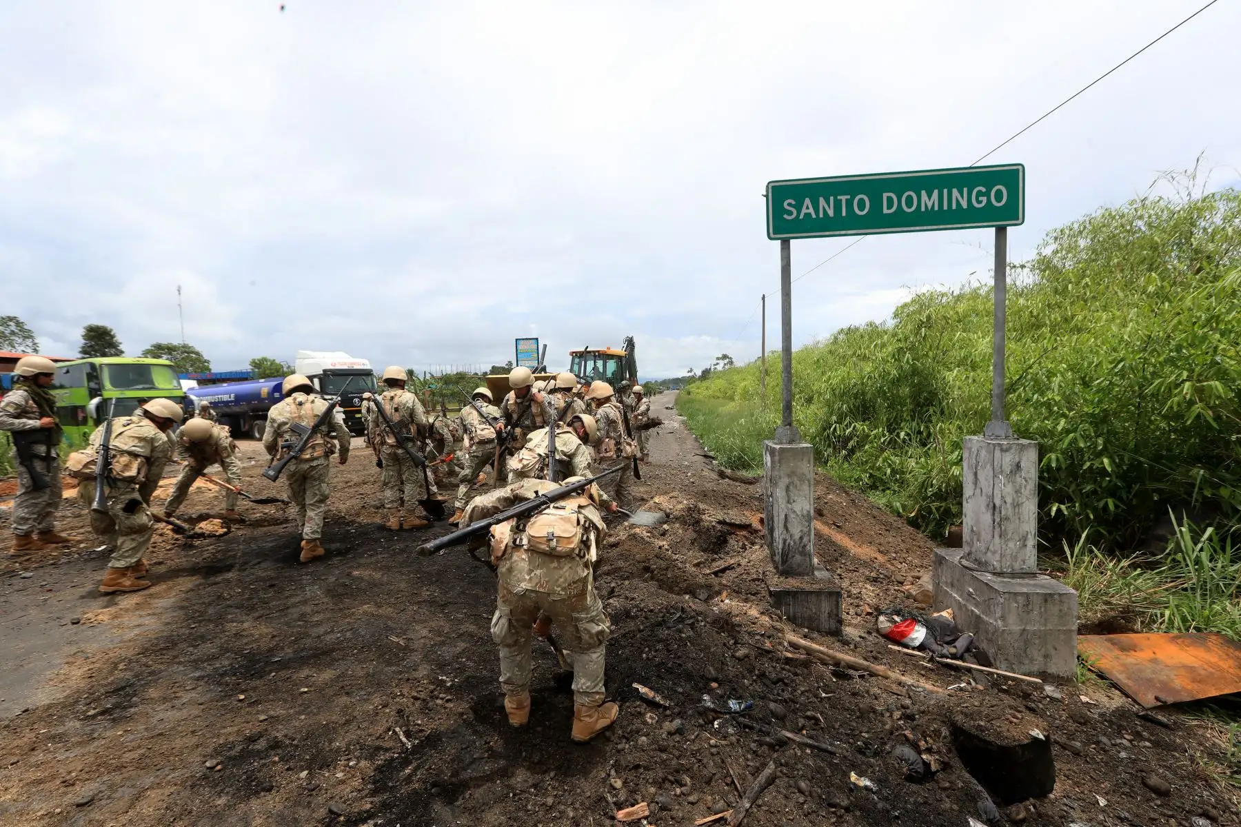 Personal militar del Ejército junto con efectivos de la Policía Nacional han logrado el restablecimiento del tránsito vehicular en la Carretera Interoceánica, en el distrito de Laberinto, provincia de Tambopata, departamento de Madre de Dios.

Foto: ANDINA/Difusión