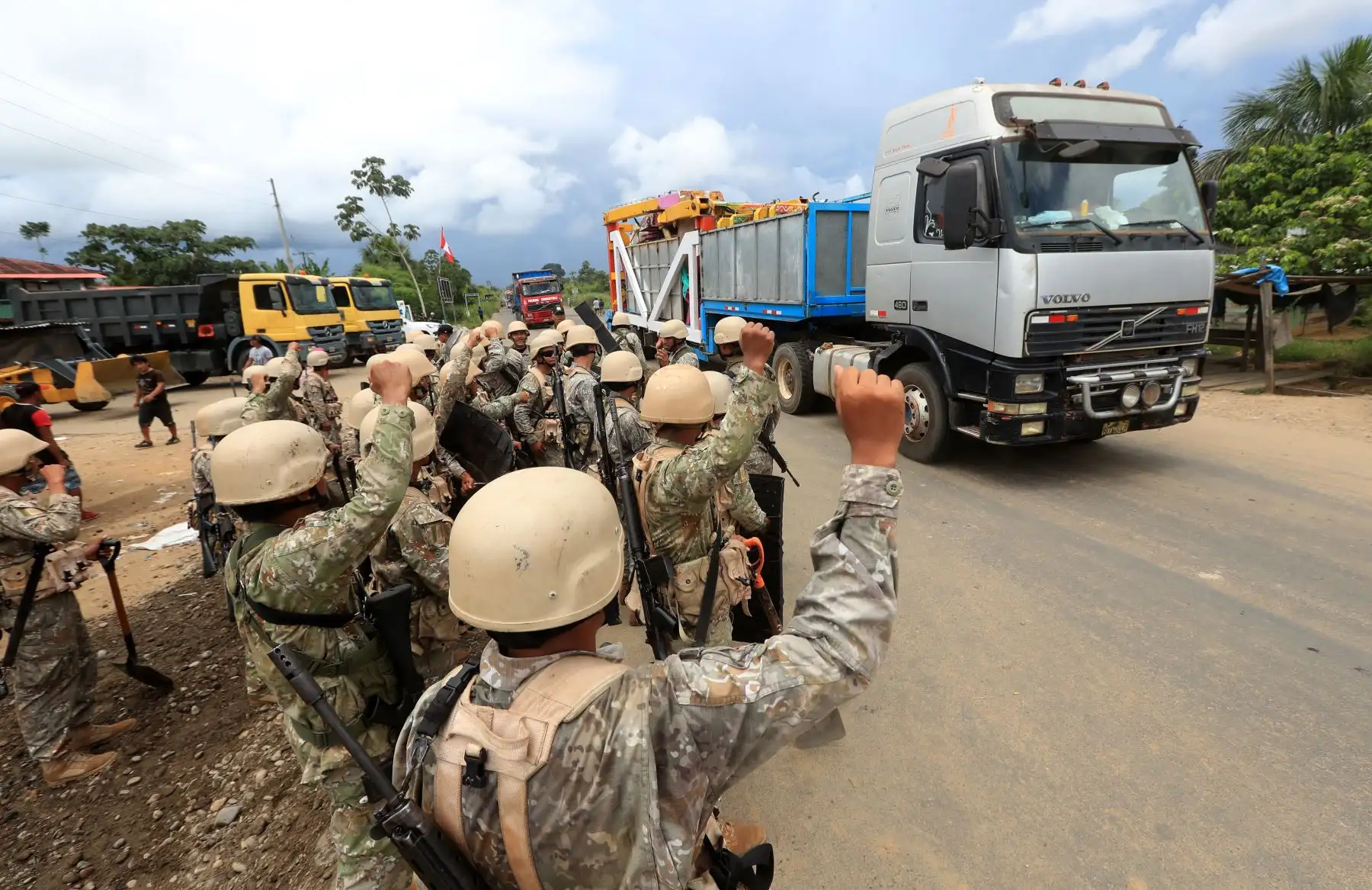 Personal militar del Ejército junto con efectivos de la Policía Nacional han logrado el restablecimiento del tránsito vehicular en la Carretera Interoceánica, en el distrito de Laberinto, provincia de Tambopata, departamento de Madre de Dios.

Foto: ANDINA/Difusión