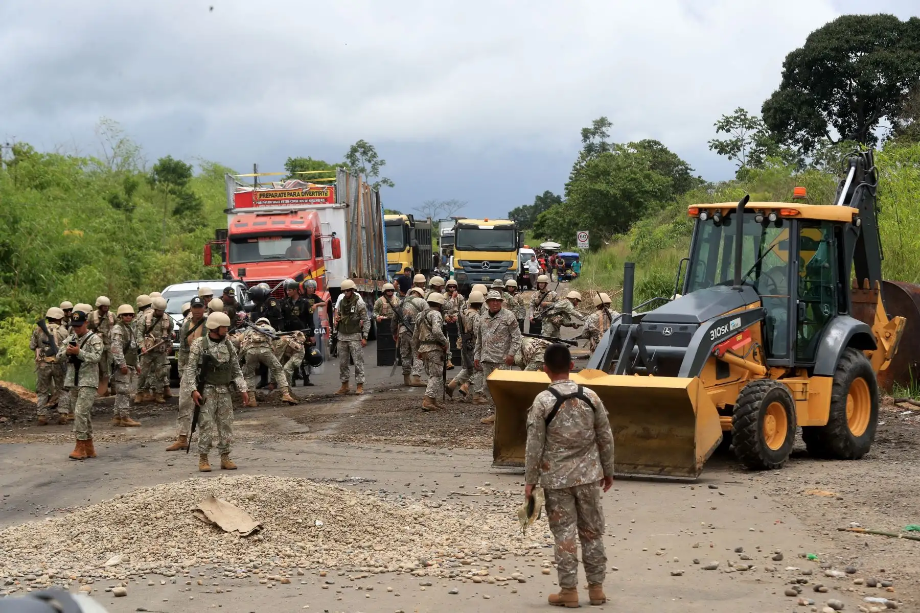 Personal militar del Ejército junto con efectivos de la Policía Nacional han logrado el restablecimiento del tránsito vehicular en la Carretera Interoceánica, en el distrito de Laberinto, provincia de Tambopata, departamento de Madre de Dios.

Foto: ANDINA/Difusión