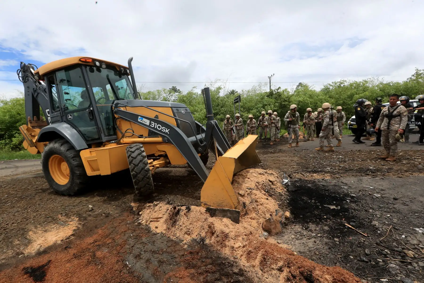 Personal militar del Ejército junto con efectivos de la Policía Nacional han logrado el restablecimiento del tránsito vehicular en la Carretera Interoceánica, en el distrito de Laberinto, provincia de Tambopata, departamento de Madre de Dios.

Foto: ANDINA/Difusión