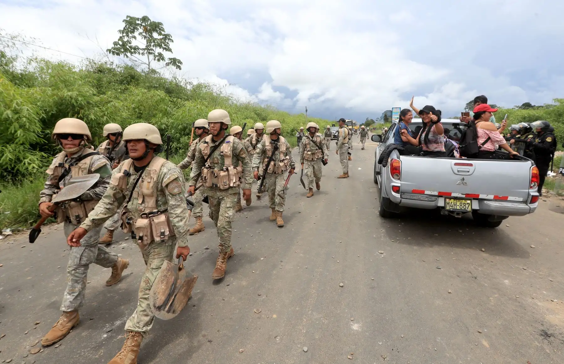 Personal militar del Ejército junto con efectivos de la Policía Nacional han logrado el restablecimiento del tránsito vehicular en la Carretera Interoceánica, en el distrito de Laberinto, provincia de Tambopata, departamento de Madre de Dios.

Foto: ANDINA/Difusión