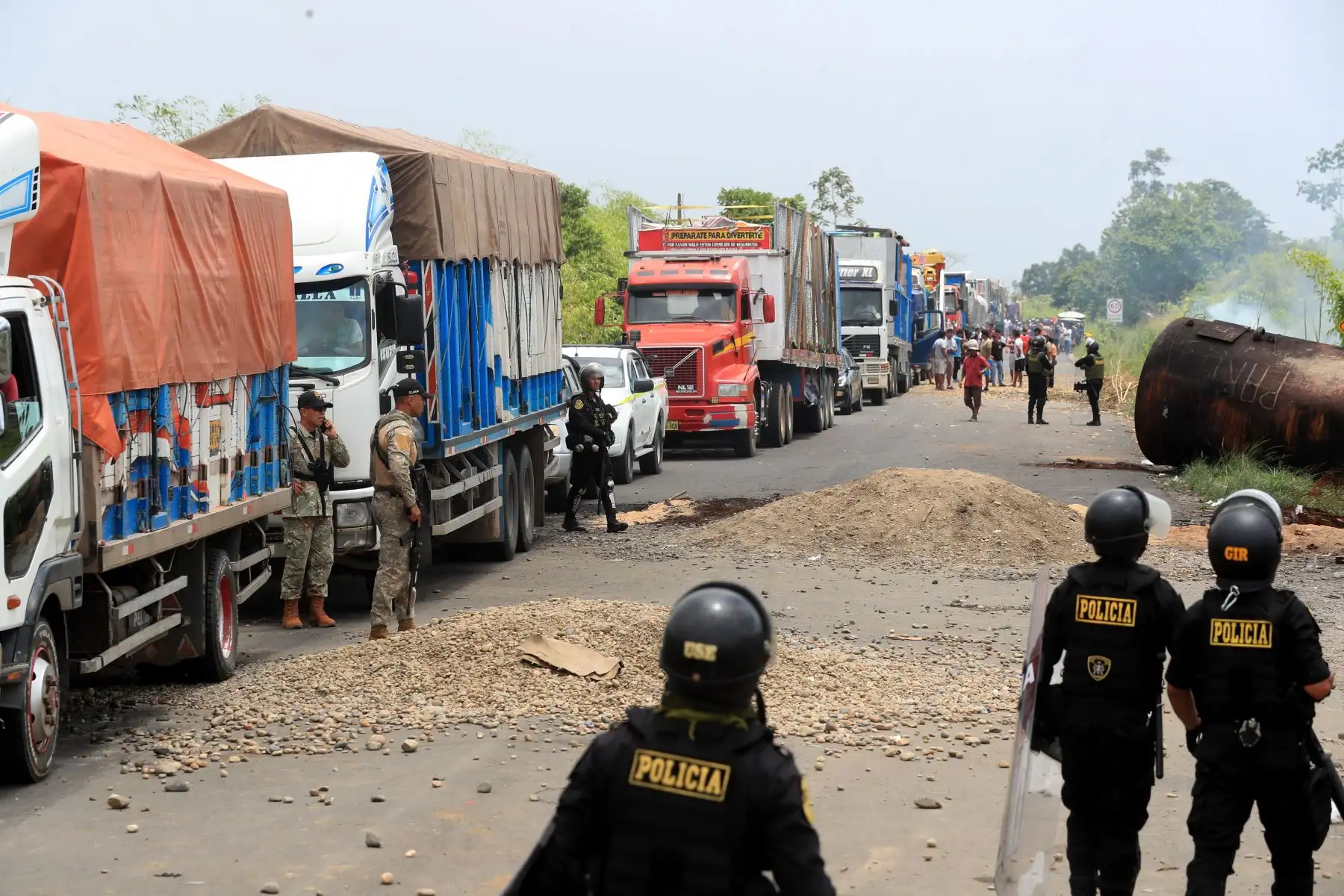 Personal militar del Ejército junto con efectivos de la Policía Nacional han logrado el restablecimiento del tránsito vehicular en la Carretera Interoceánica, en el distrito de Laberinto, provincia de Tambopata, departamento de Madre de Dios.

Foto: ANDINA/Difusión