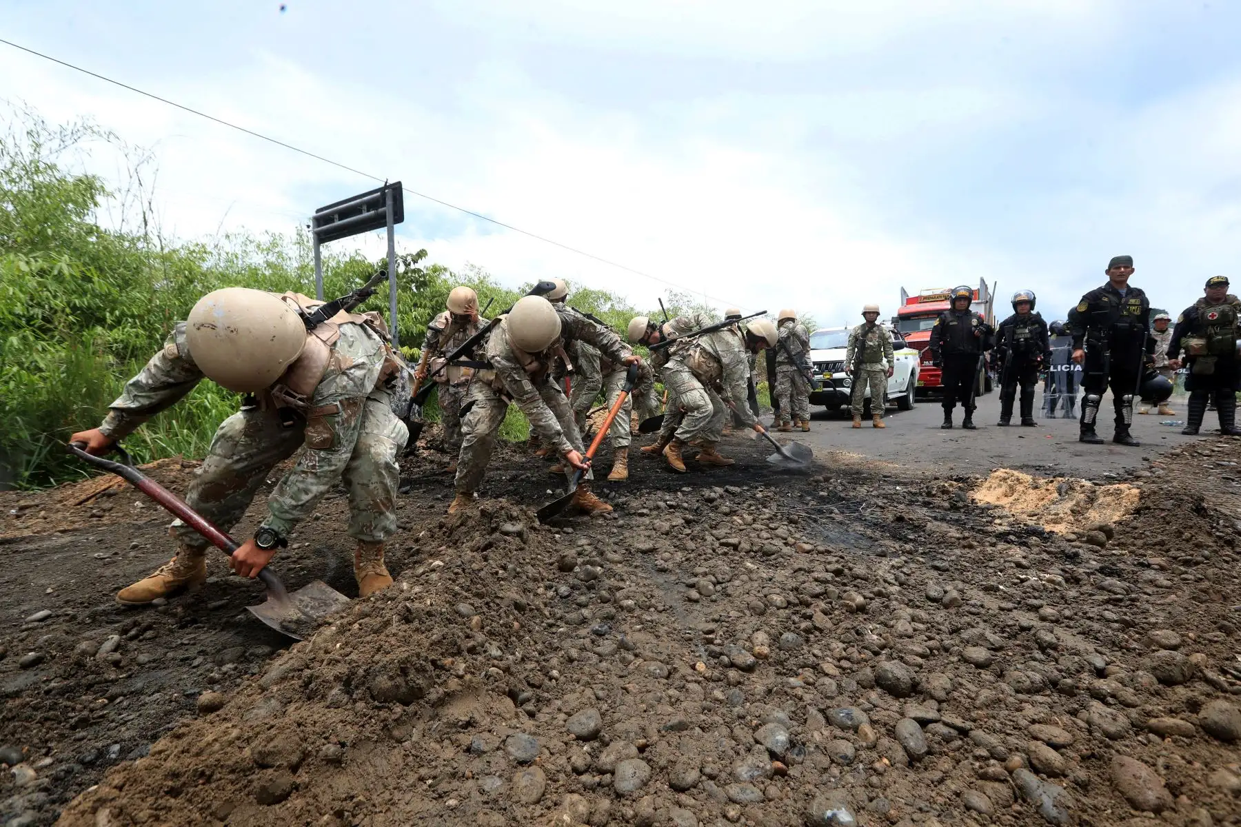 Personal militar del Ejército junto con efectivos de la Policía Nacional han logrado el restablecimiento del tránsito vehicular en la Carretera Interoceánica, en el distrito de Laberinto, provincia de Tambopata, departamento de Madre de Dios.

Foto: ANDINA/Difusión