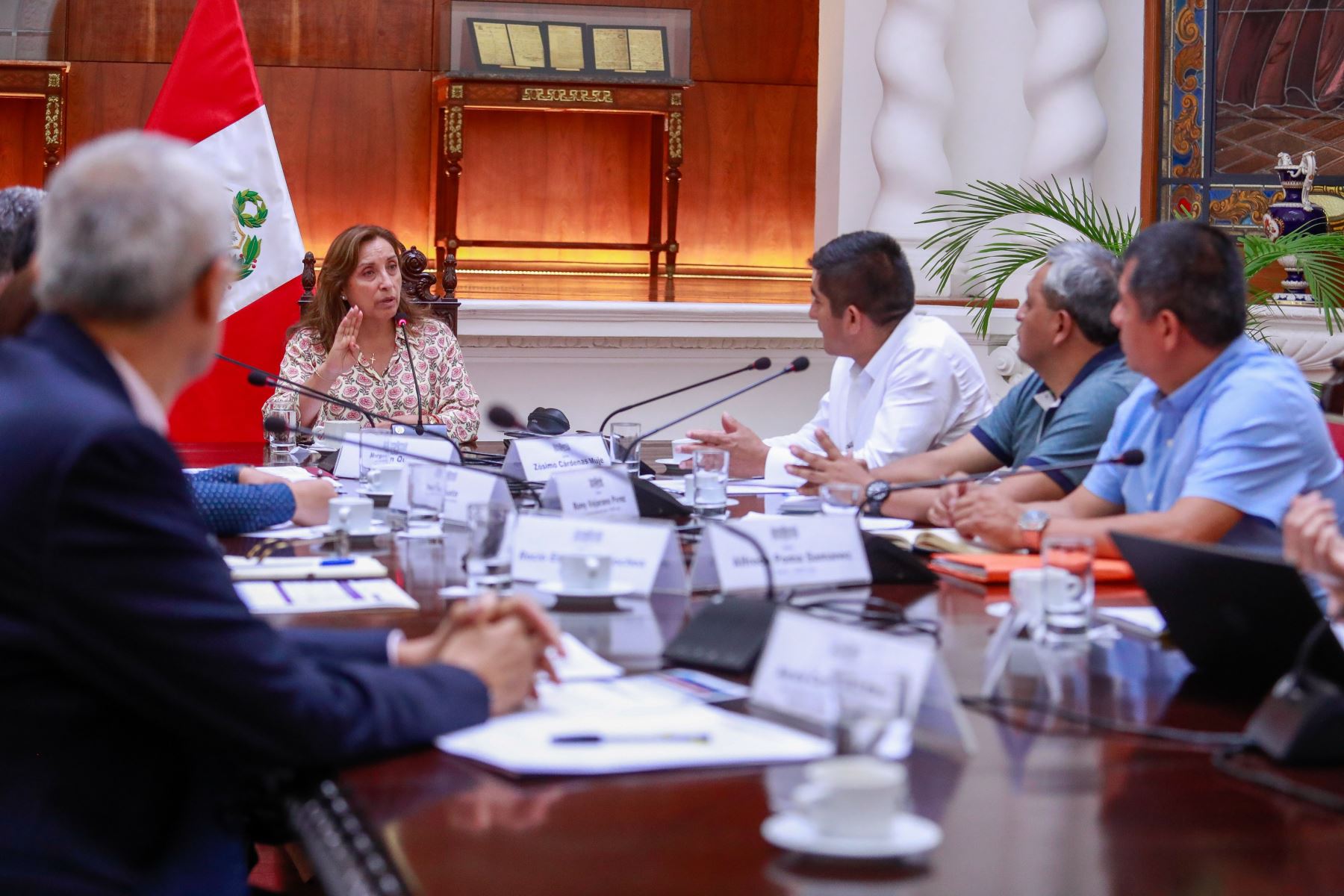 Presidenta Dina Boluarte escucha al gobernador de Junín, Zósimo Cárdenas. ANDINA/Difusión