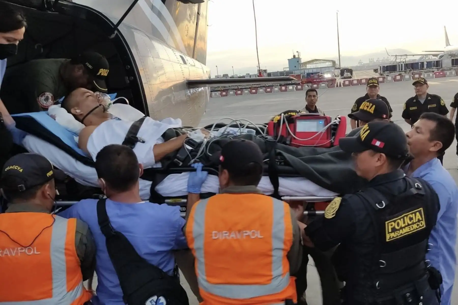 El capitán de la Policía herido llegó hasta la Dirección de la Aviación Policial.  Twitter @PoliciaPeru
