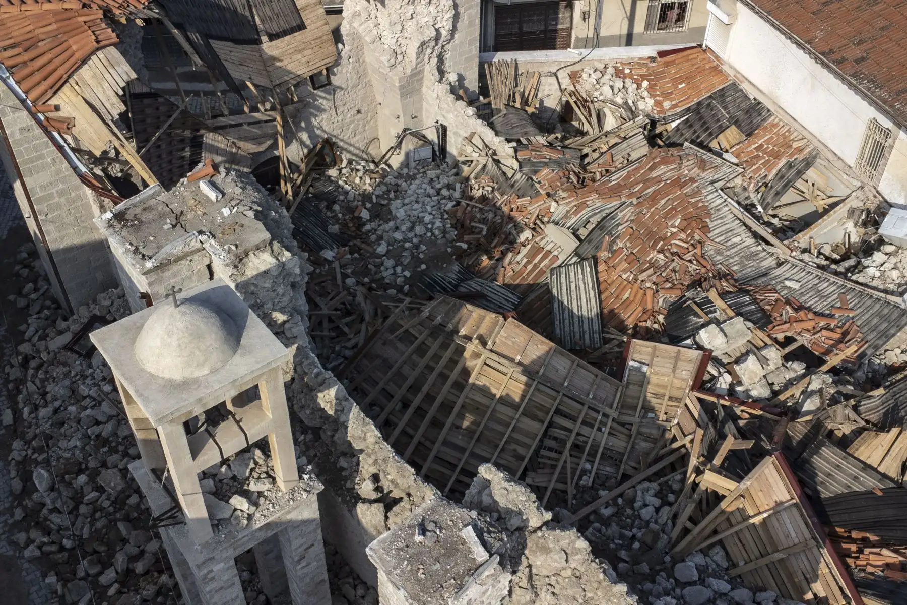 Una fotografía tomada con un dron del colapso de la Iglesia Ortodoxa Griega de la Virgen María después de un terremoto en Altinozu, distrito de Hatay, Turquía.
Foto: EFE