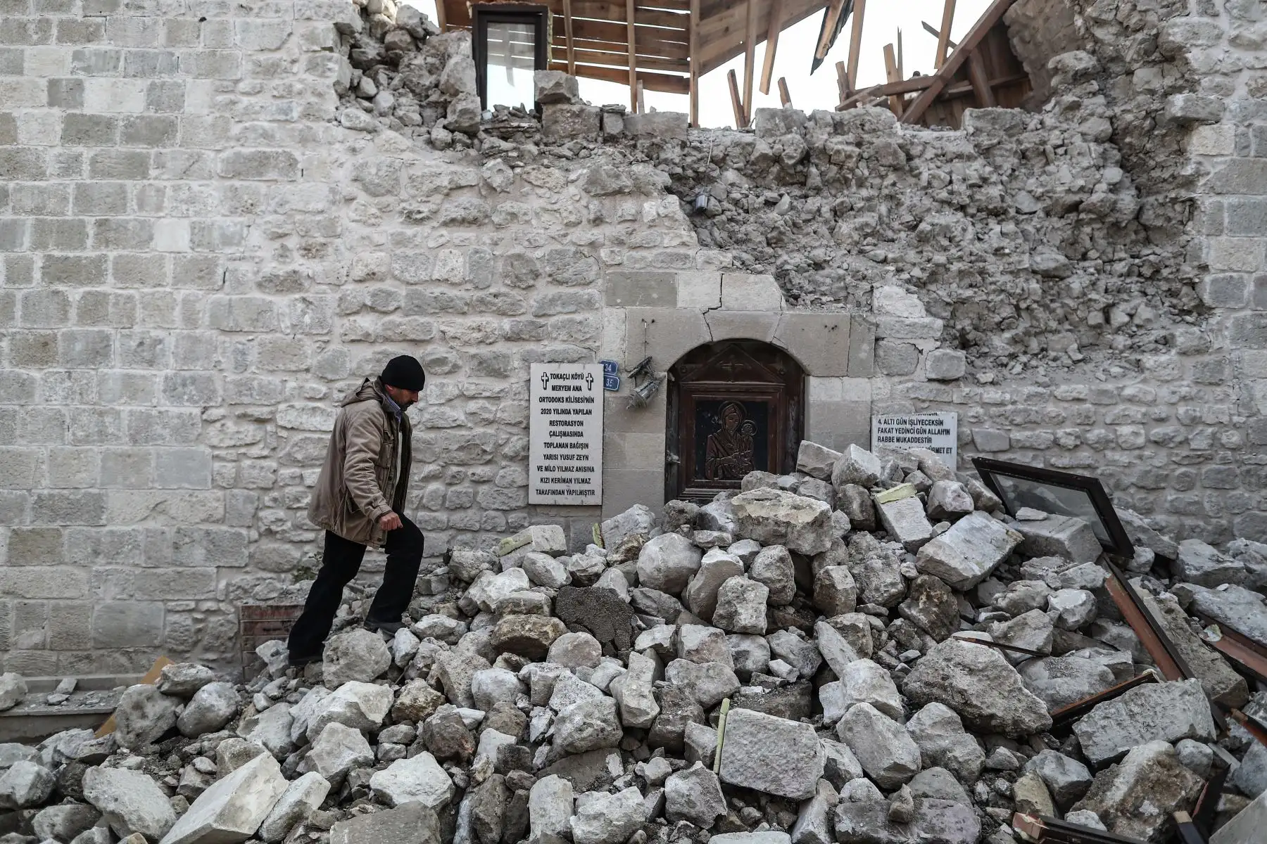 Un hombre camina sobre los escombros de la Iglesia Ortodoxa Griega de la Virgen María que se derrumbó después de un terremoto en Altinozu, distrito de Hatay, Turquía.
Foto: EFE
