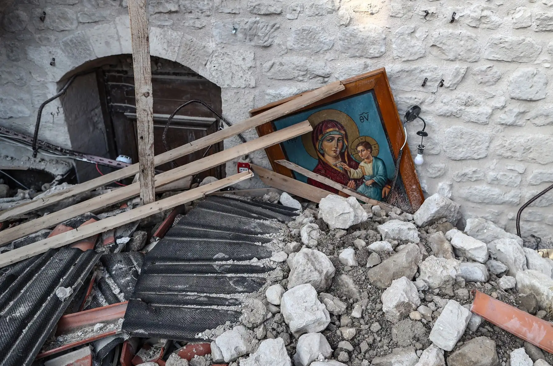 Un ícono entre los escombros de la Iglesia Ortodoxa Griega de la Virgen María que se derrumbó después de un terremoto en Altinozu, distrito de Hatay, Turquía.
Foto: EFE