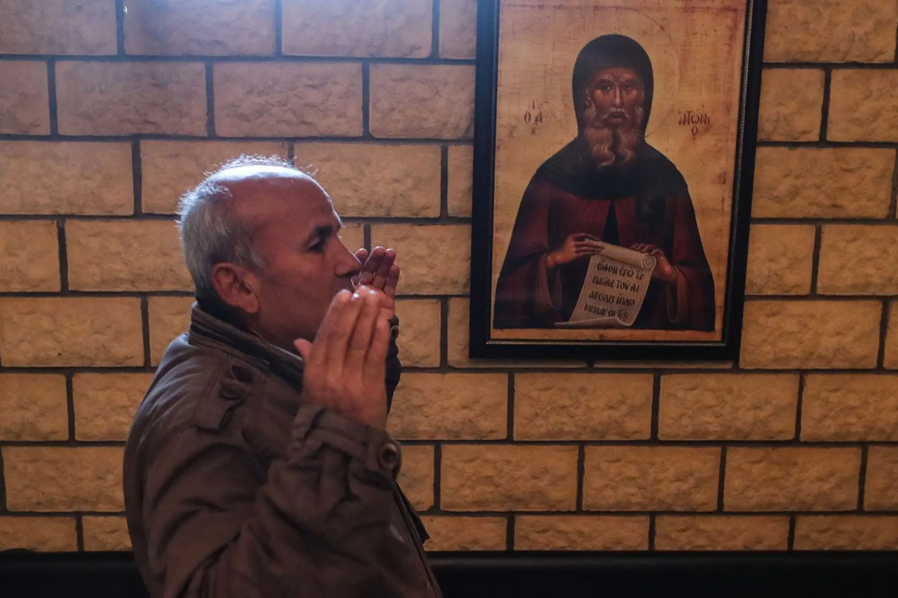 Un hombre reza mientras asiste a la misa dominical en el Monasterio Ortodoxo Griego de San Jorge debido al colapso de la iglesia tras un terremoto en Altinozu, distrito de Hatay, Turquía.
Foto: EFE