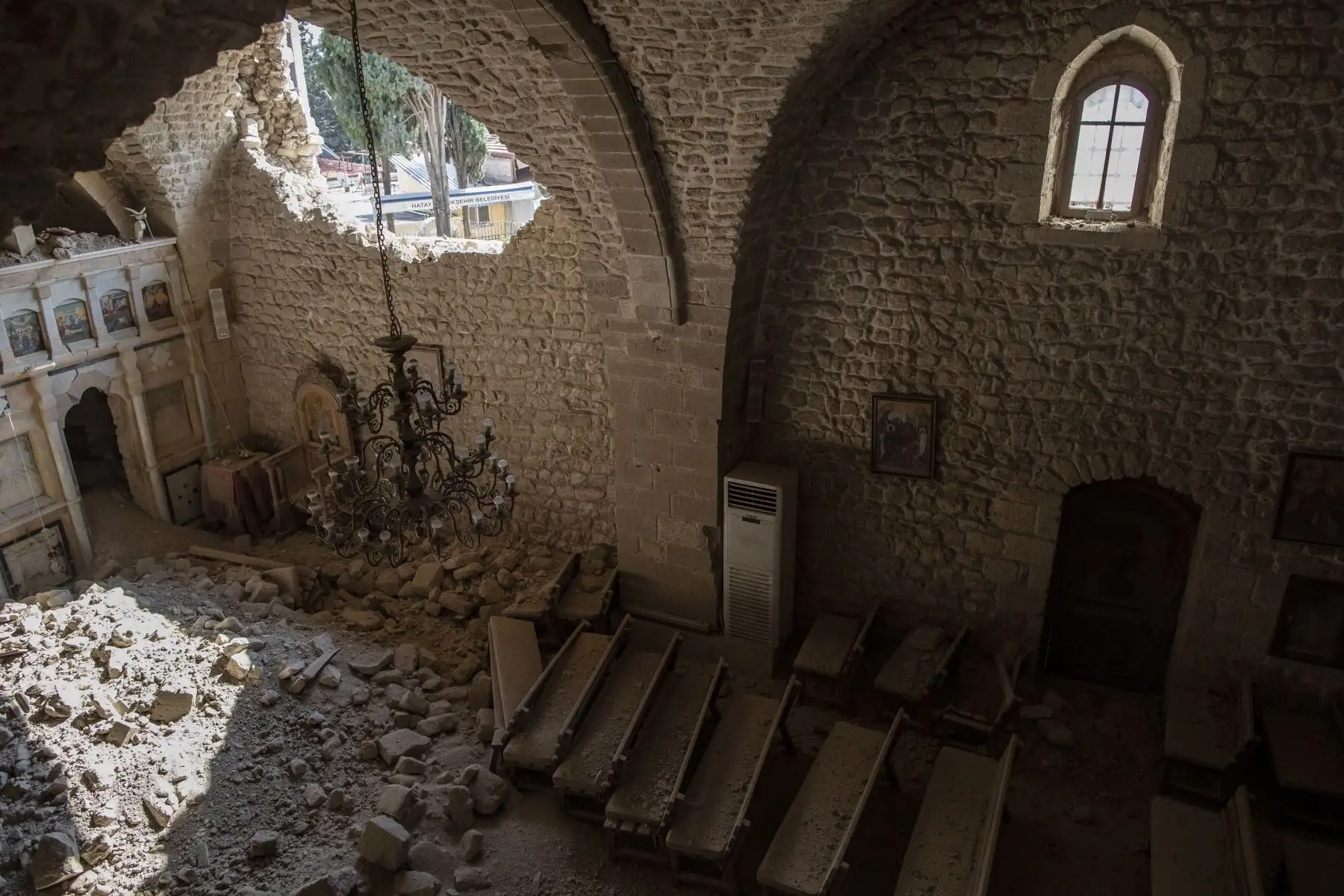 Una vista de la iglesia ortodoxa griega de San Jorge colapsada después de un terremoto en el distrito de Altinozu de Hatay, Turquía.
Foto: EFE