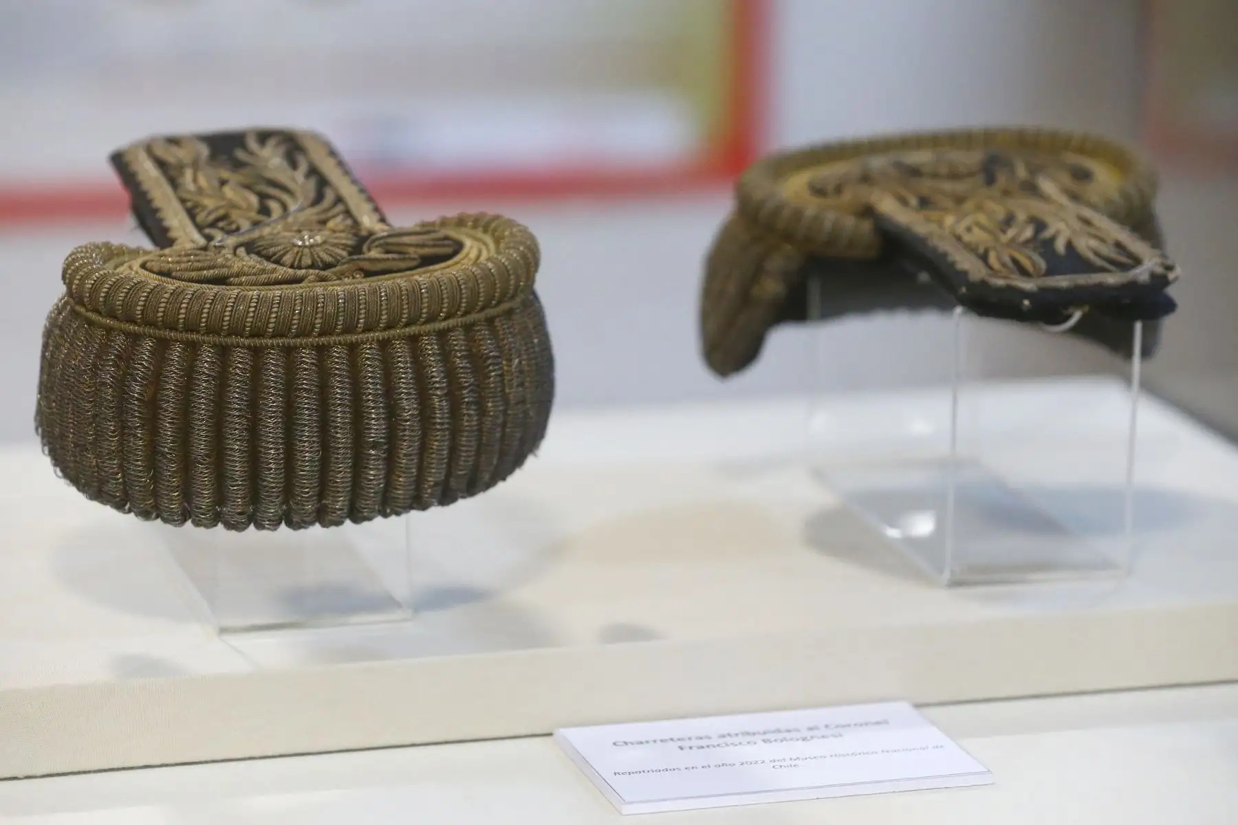 Ministra de Cultura, Leslie Urteaga, presenta bienes repatriados de gran relevancia histórica, encontrándose material arqueológico de una antigüedad de 2000 a. C. y 500 d. C.
En la imagen, charreteras, atribuidas al Coronel Francisco Bolognesi.
Foto: ANDINA/Eddy Ramos