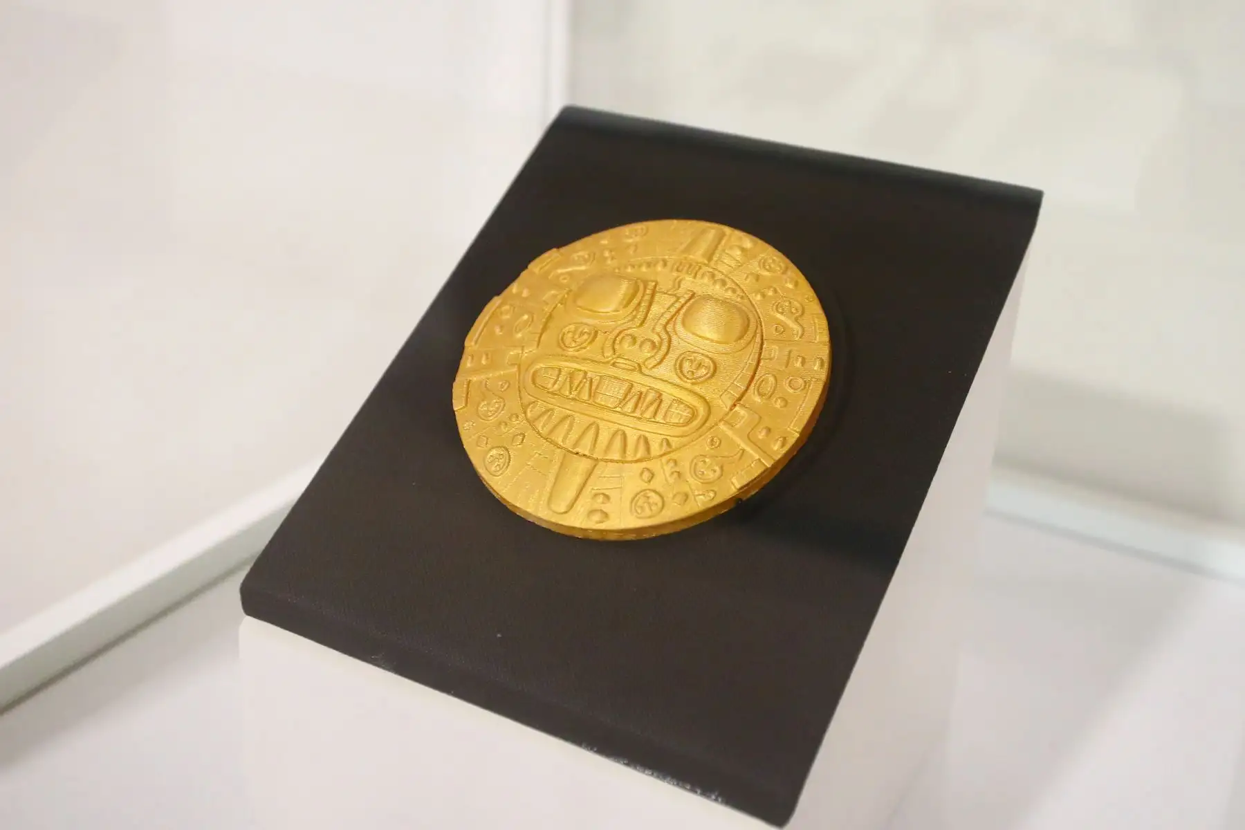 Ministra de Cultura, Leslie Urteaga, presenta bienes repatriados de gran relevancia histórica, encontrándose material arqueológico de una antigüedad de 2000 a. C. y 500 d. C.
En la imagen, replica a escala 1 / 1 de la placa Echenique ( 200 a.c - 600 d.c )
Foto: ANDINA/Eddy Ramos